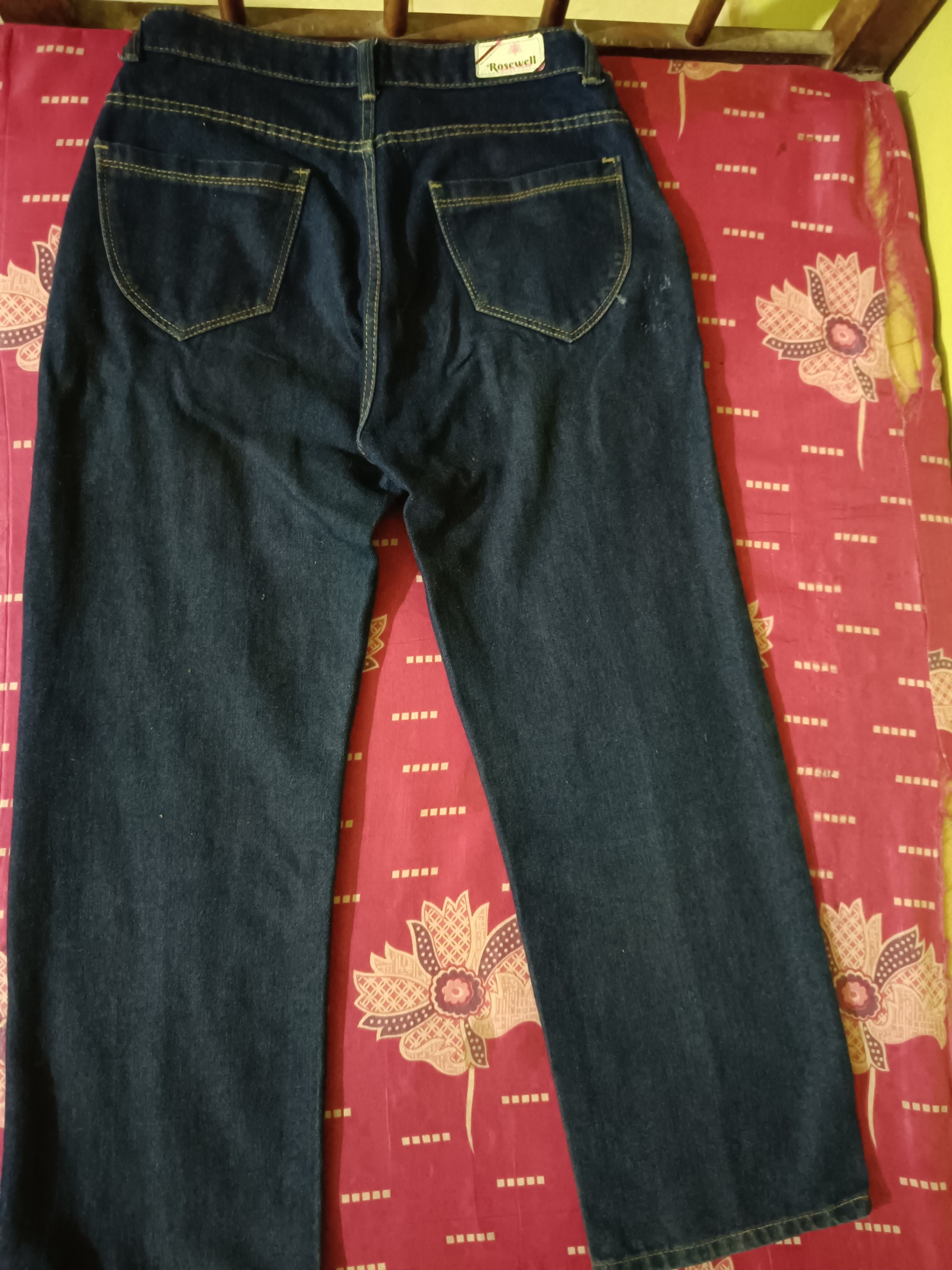 Dark blue denim scratch jeans — pre-loved Bottoms on Slayyitt