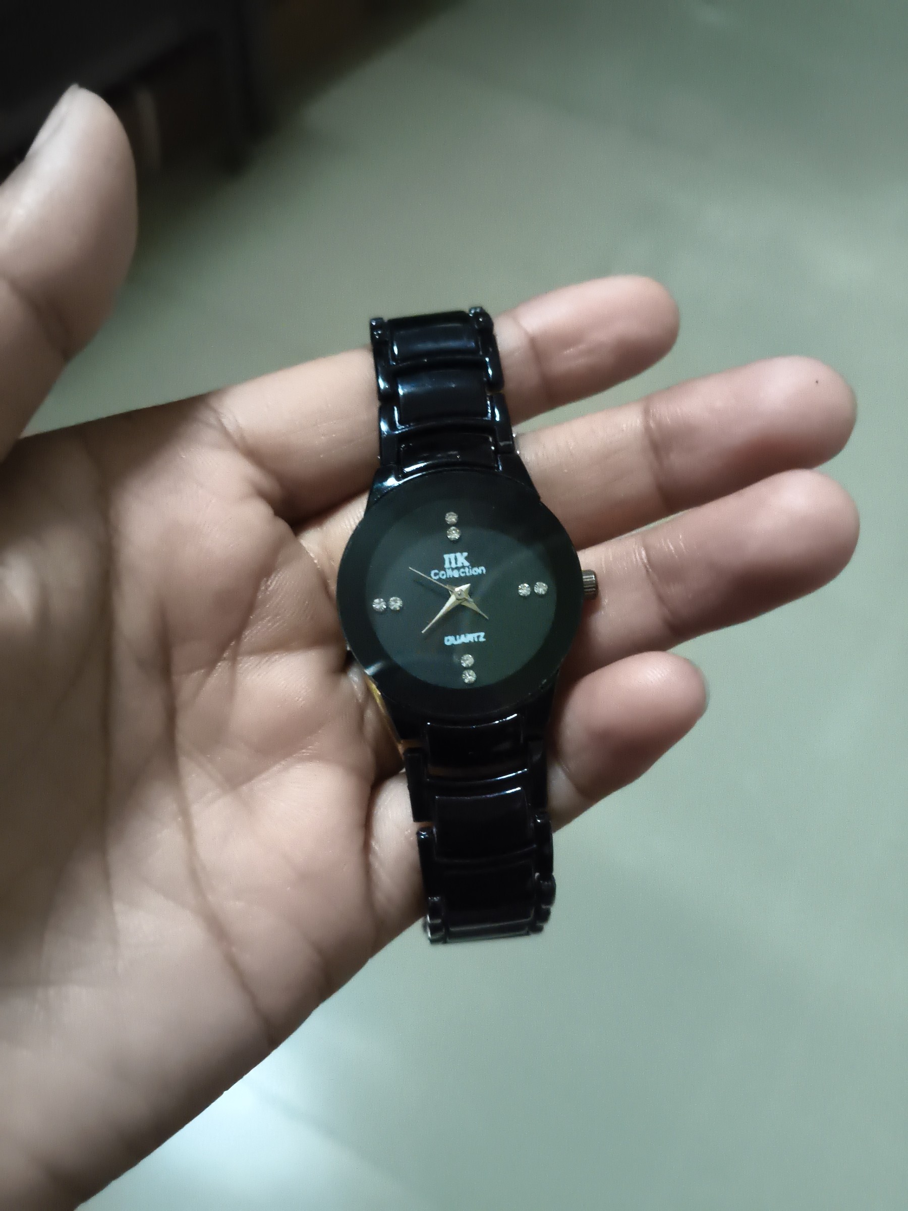Black Quartz Wrist Watch — pre-loved Accessories on Slayyitt