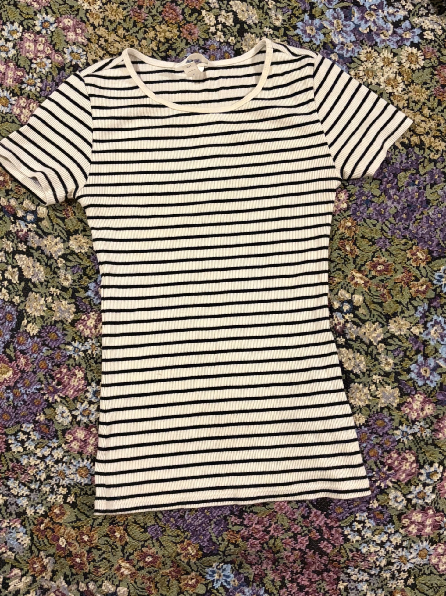 Striped black and white crop top — pre-loved Tops on Slayyitt