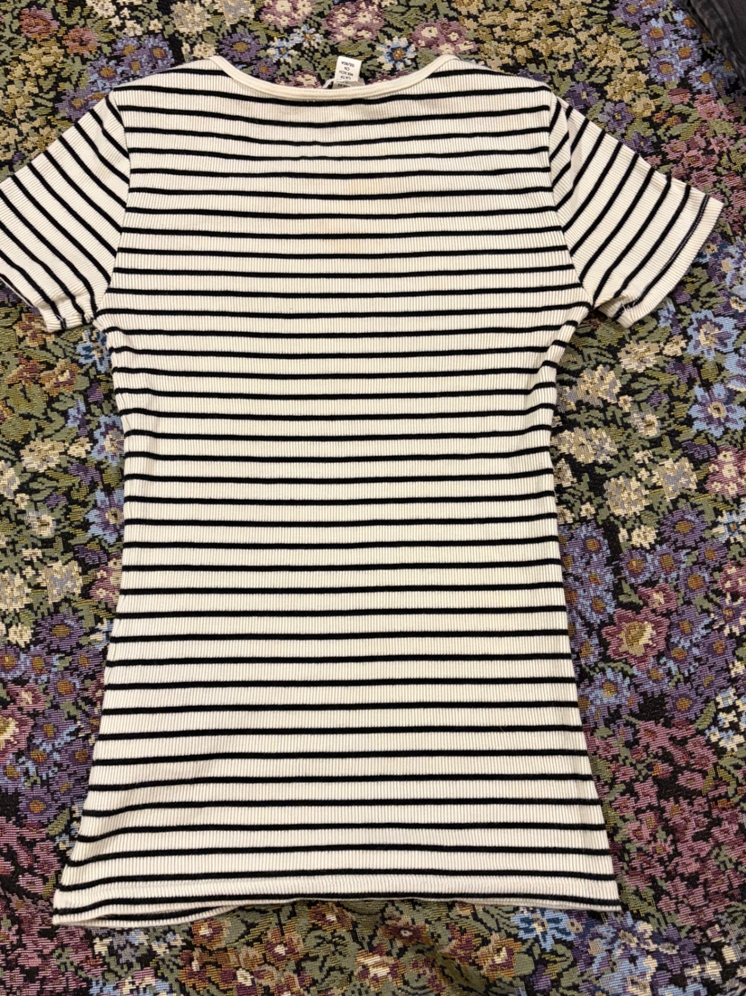 Striped black and white crop top — pre-loved Tops on Slayyitt