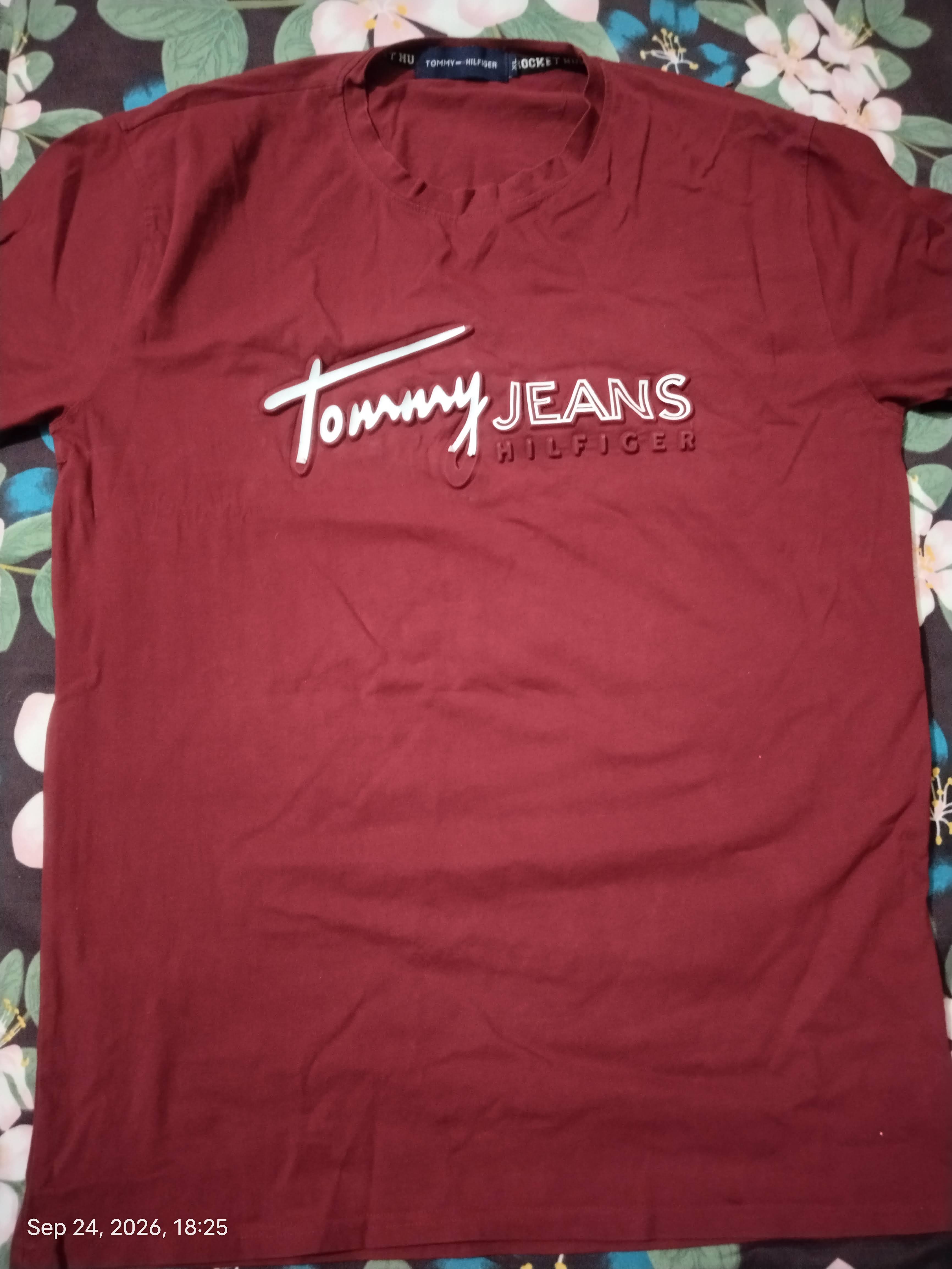 Red t shirt size L — pre-loved Tops on Slayyitt
