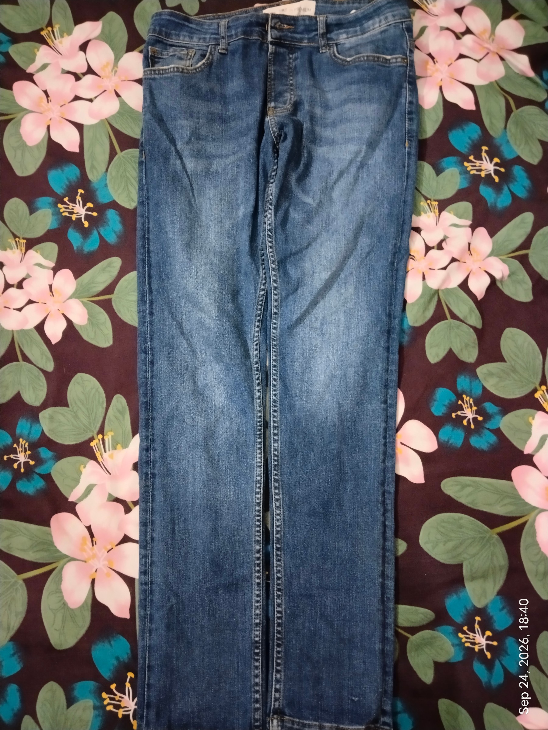 Blue denim jeans — pre-loved Bottoms on Slayyitt