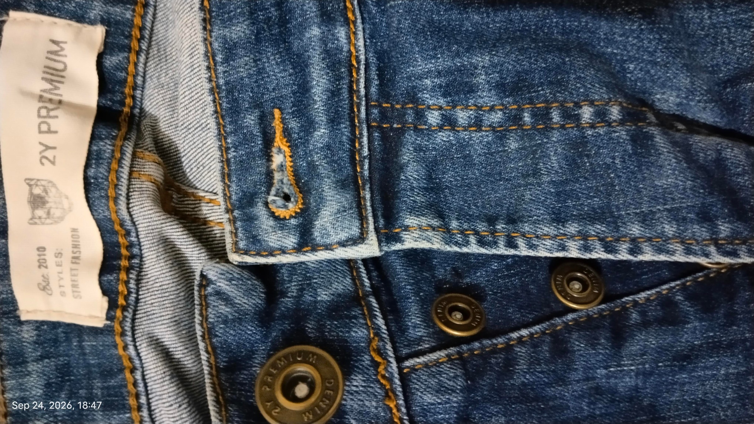 Blue denim jeans — pre-loved Bottoms on Slayyitt