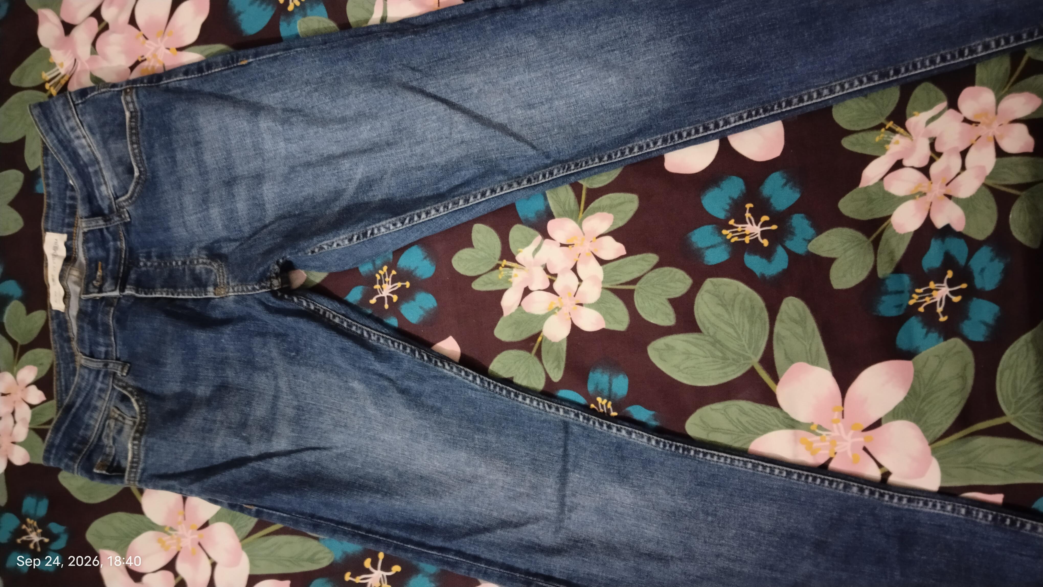 Blue denim jeans — pre-loved Bottoms on Slayyitt