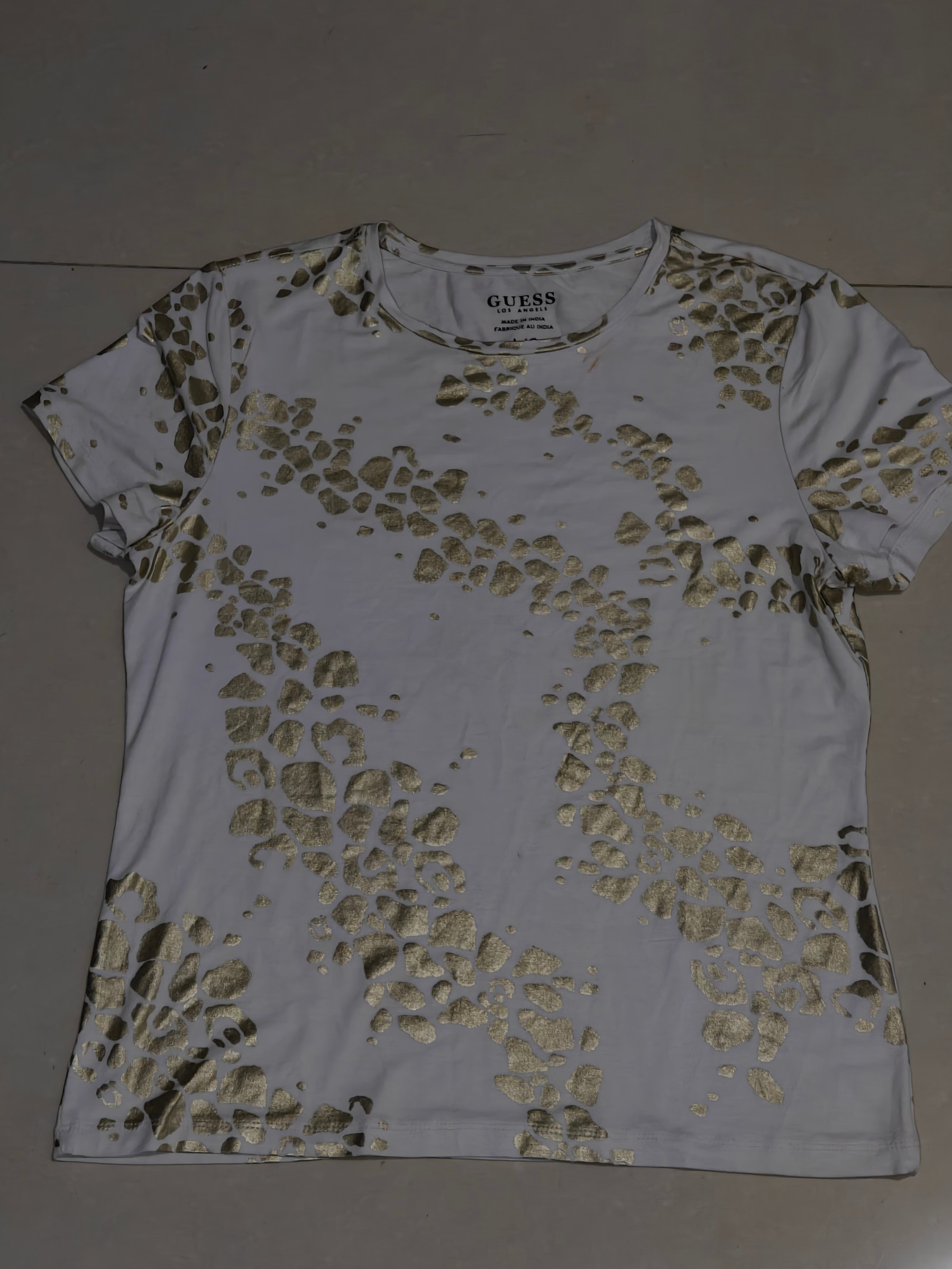 Guess Crewneck White Shirt Giraffe Print — pre-loved Tops on Slayyitt
