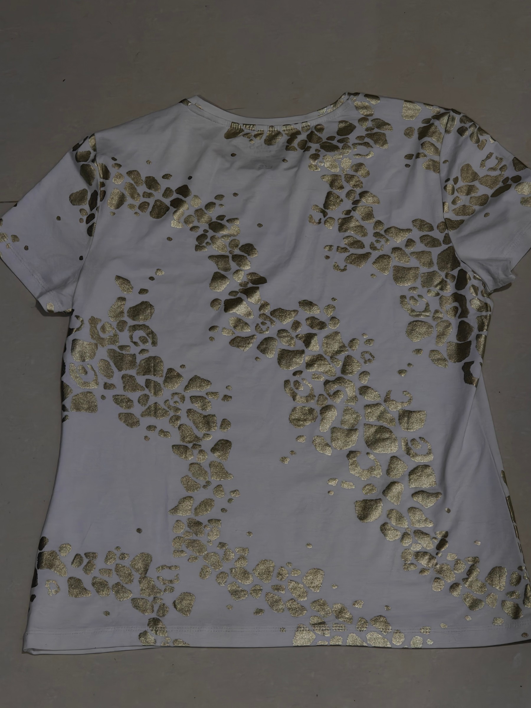 Guess Crewneck White Shirt Giraffe Print — pre-loved Tops on Slayyitt