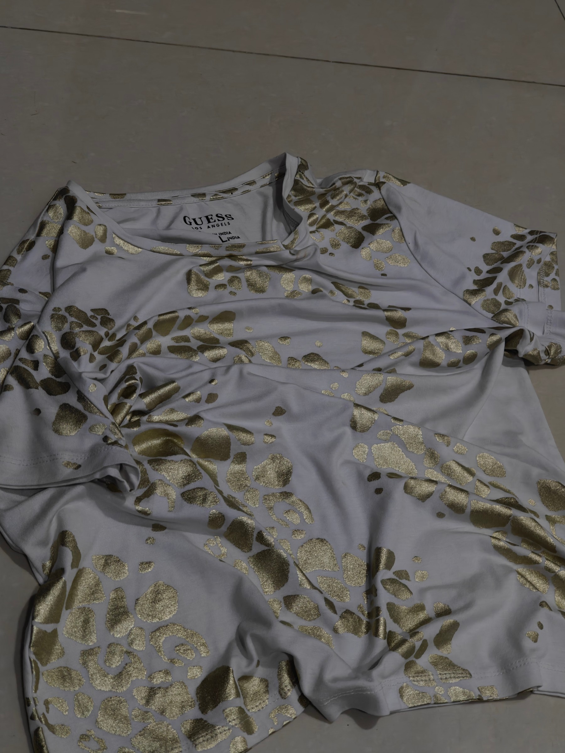 Guess Crewneck White Shirt Giraffe Print — pre-loved Tops on Slayyitt