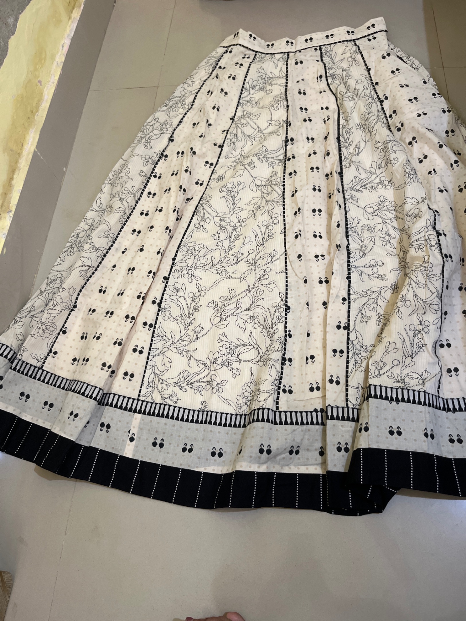 Skirt — pre-loved Bottoms on Slayyitt