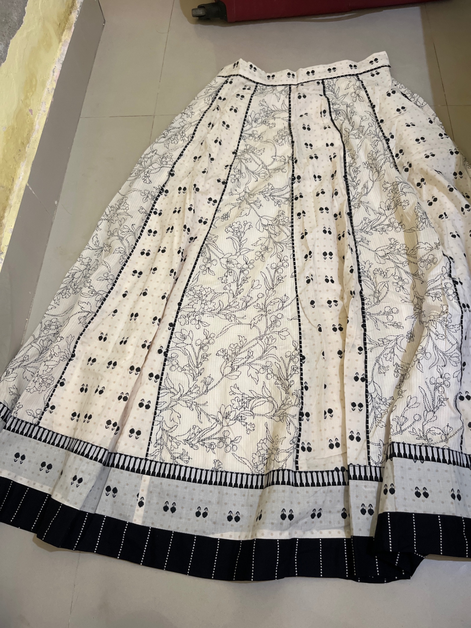 Skirt — pre-loved Bottoms on Slayyitt