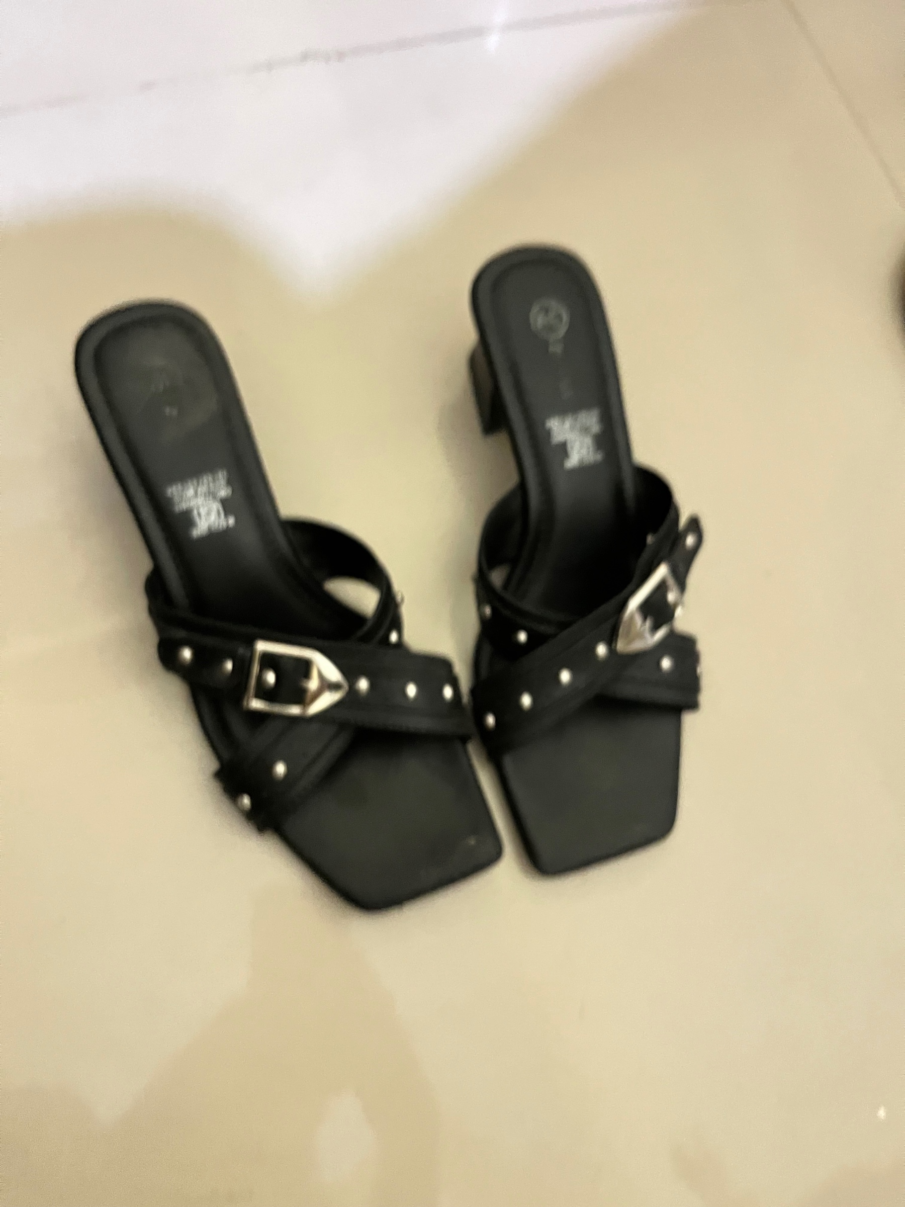 Woman heel — pre-loved Footwear on Slayyitt