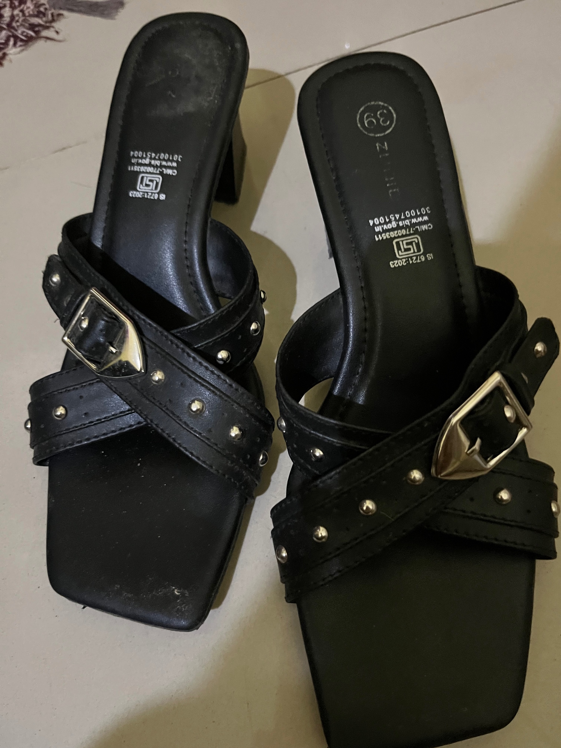 Woman heel — pre-loved Footwear on Slayyitt