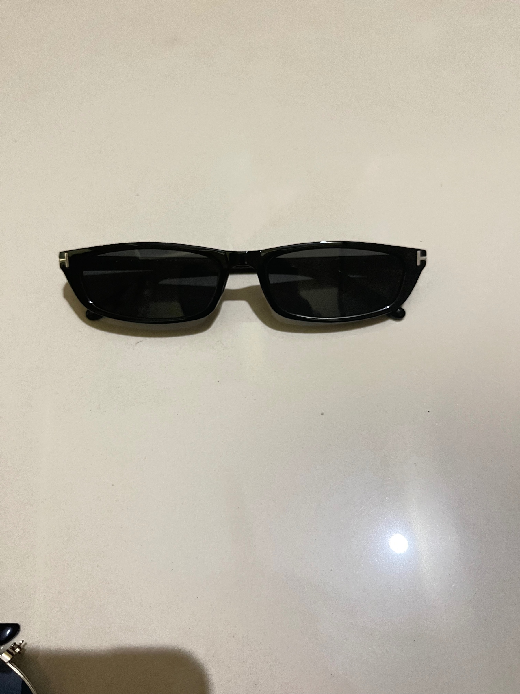 Sun glass — pre-loved Accessories on Slayyitt
