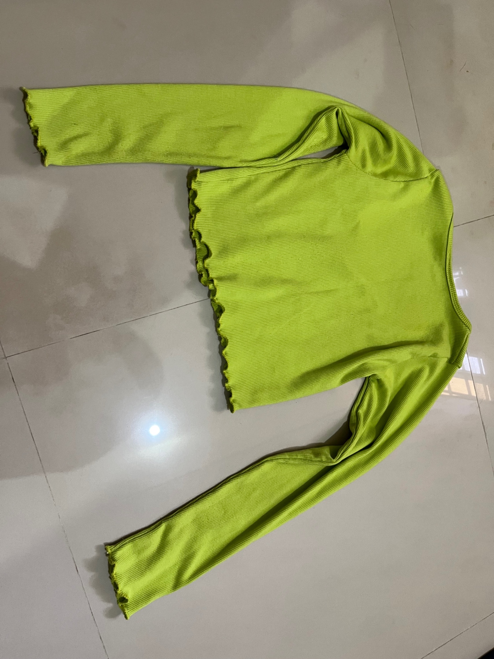 Crop top — pre-loved Tops on Slayyitt