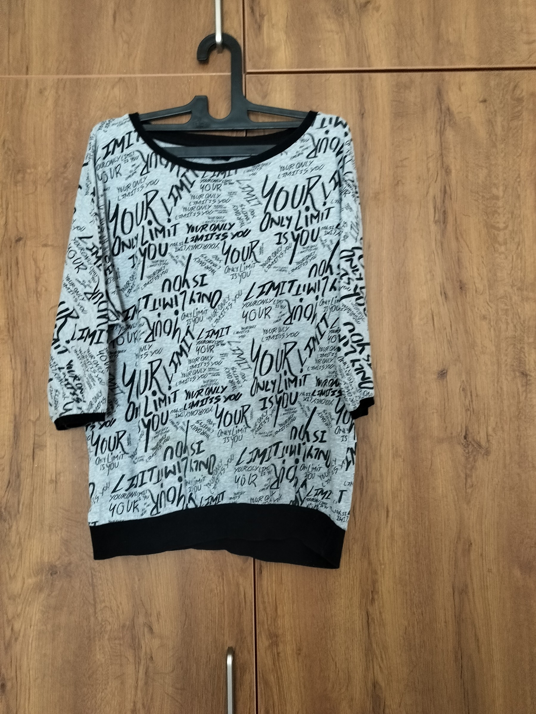 Max-xl size black and grey top — pre-loved Tops on Slayyitt