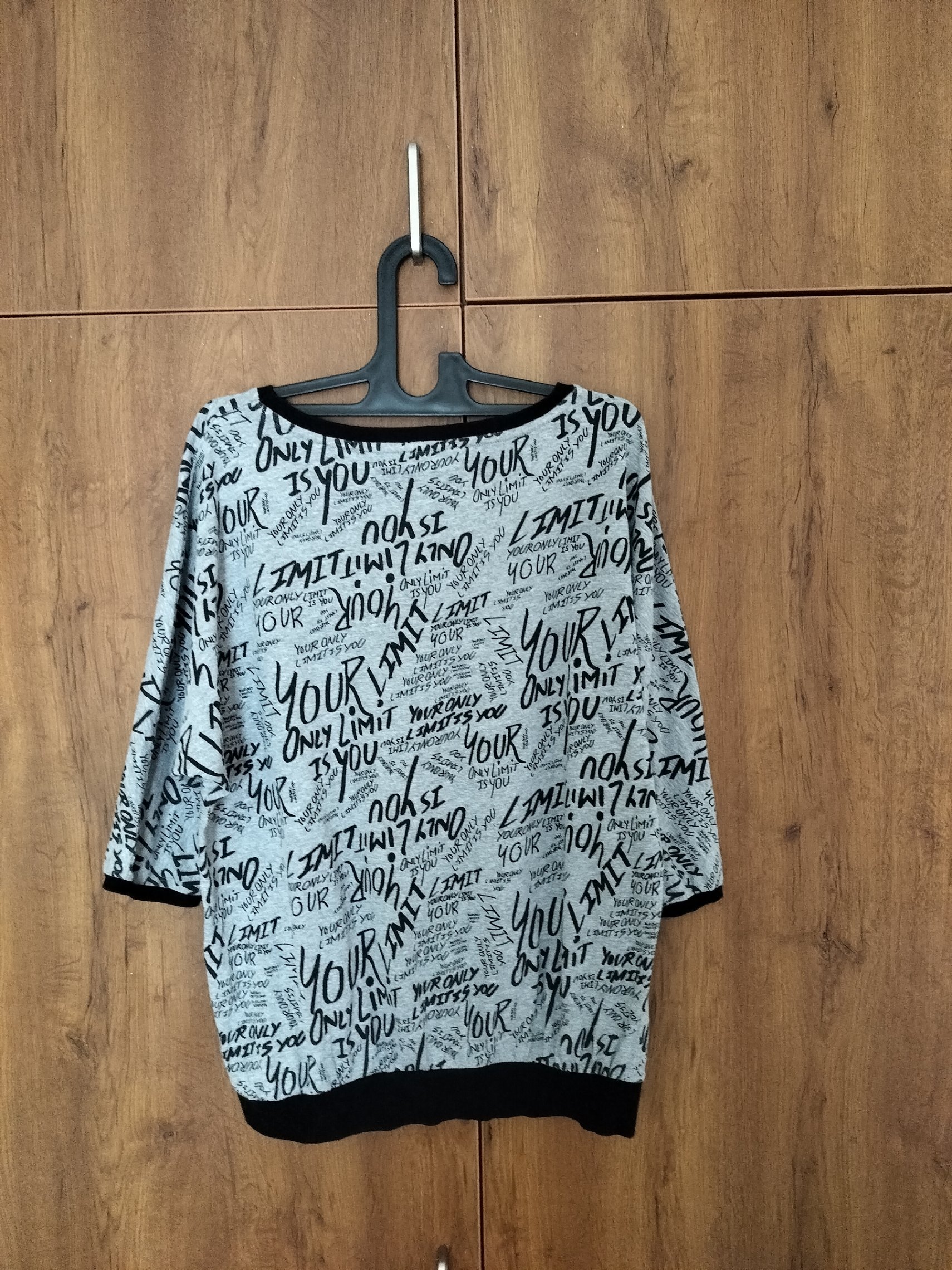 Max-xl size black and grey top — pre-loved Tops on Slayyitt