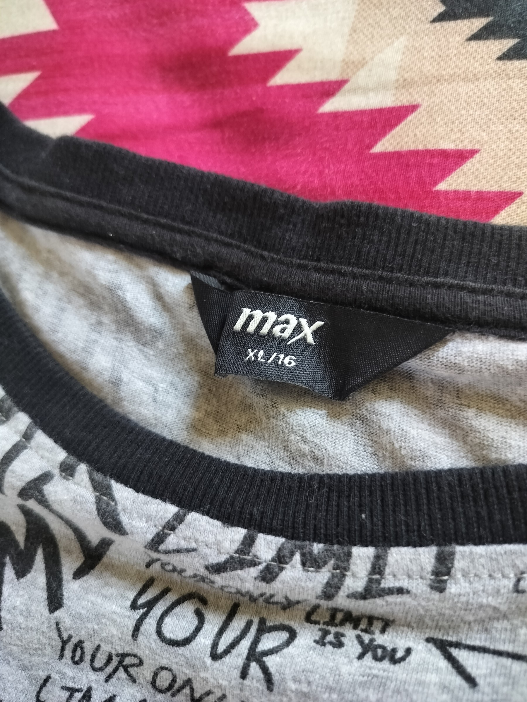 Max-xl size black and grey top — pre-loved Tops on Slayyitt