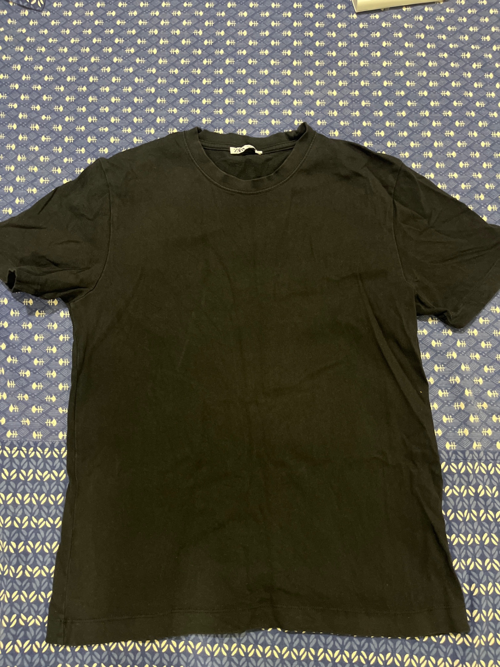 Zara plain black tshirt — pre-loved Tops on Slayyitt