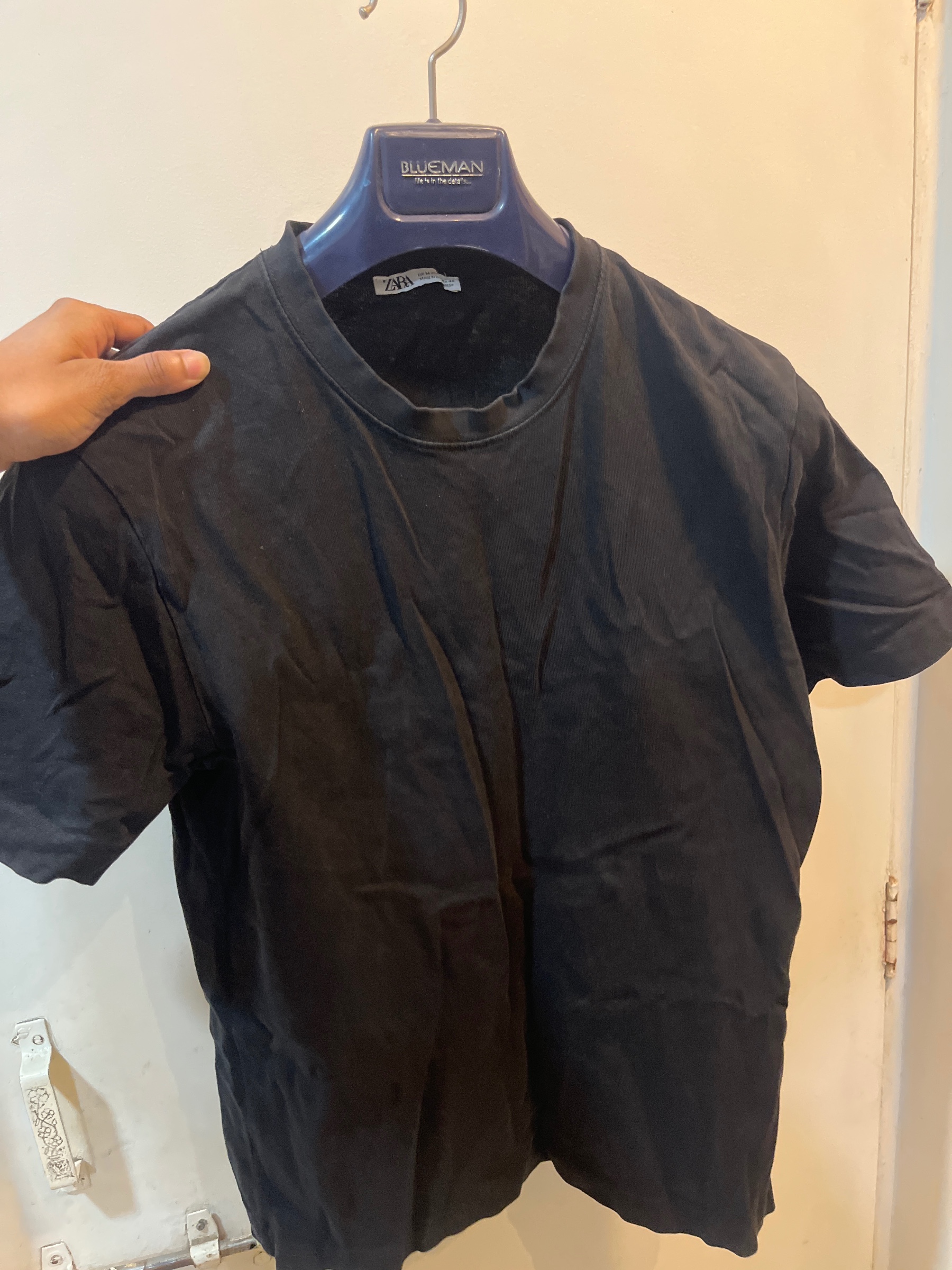 Zara plain black tshirt — pre-loved Tops on Slayyitt