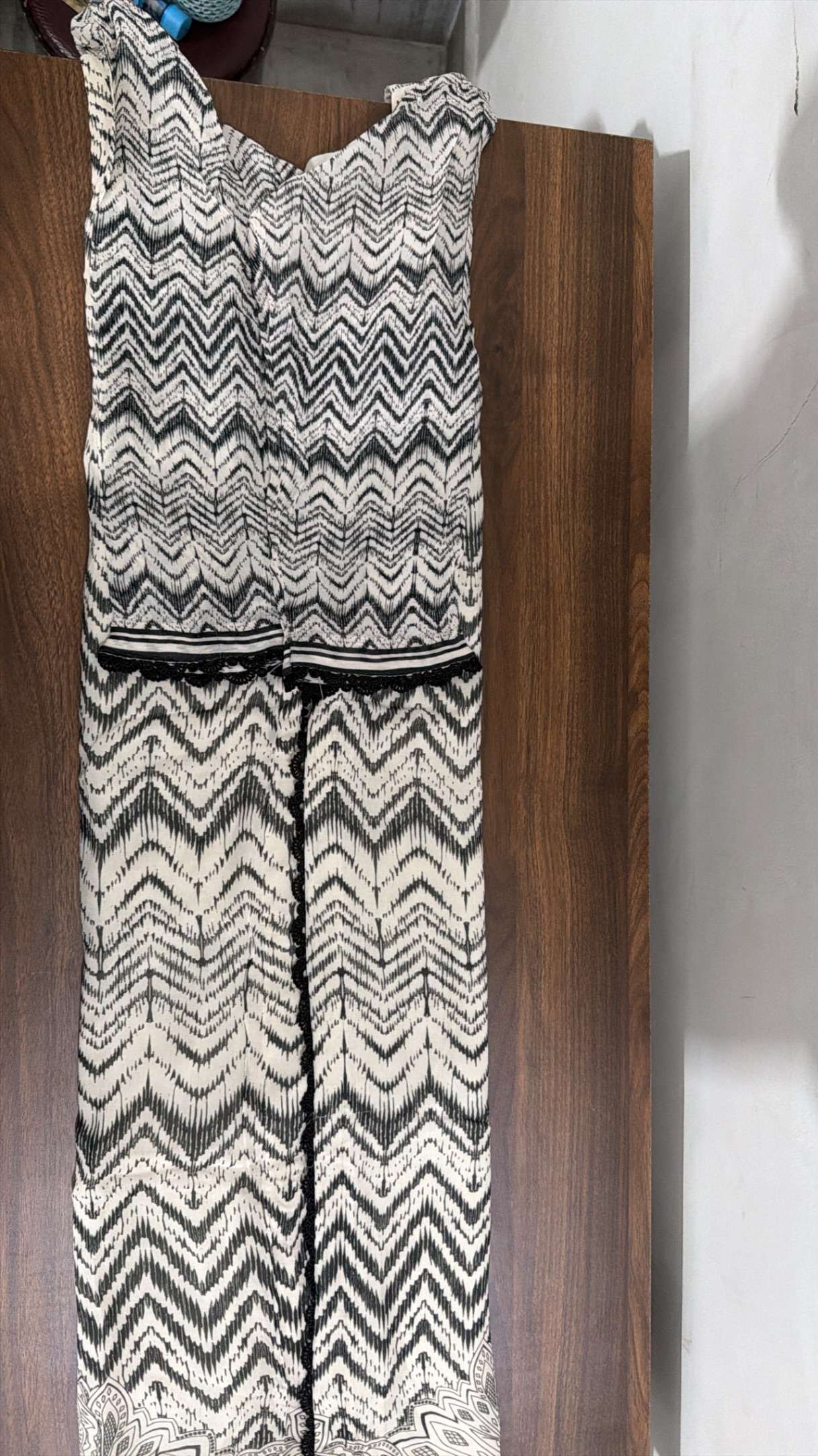 Cream crepe suit — pre-loved Ethnic Wear on Slayyitt