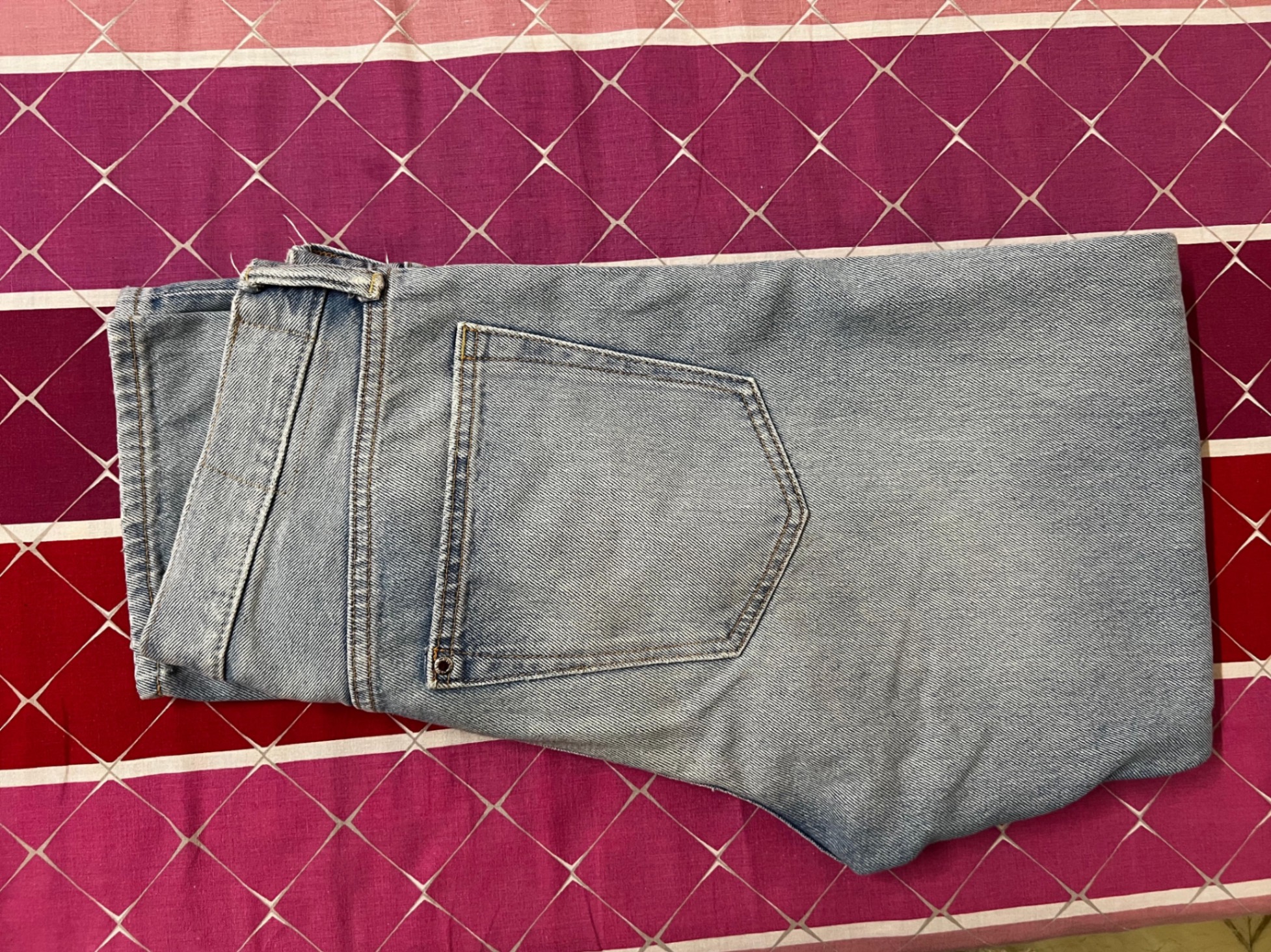 Light blue straight fit jeans H and M — pre-loved Bottoms on Slayyitt