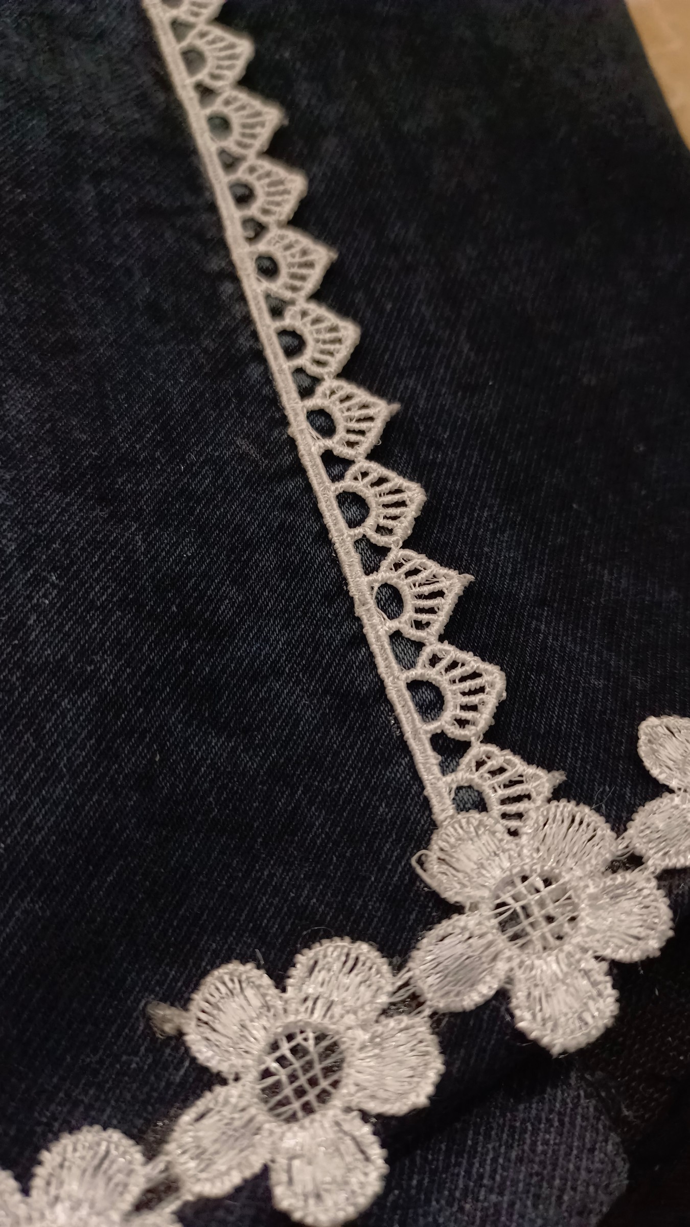 Stylish denim corset with lace design — pre-loved Tops on Slayyitt