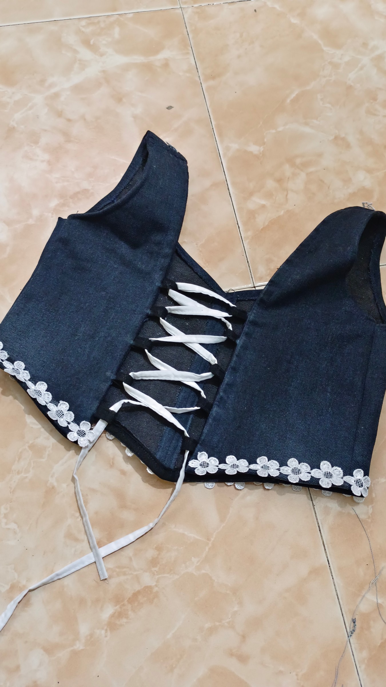 Stylish denim corset with lace design — pre-loved Tops on Slayyitt