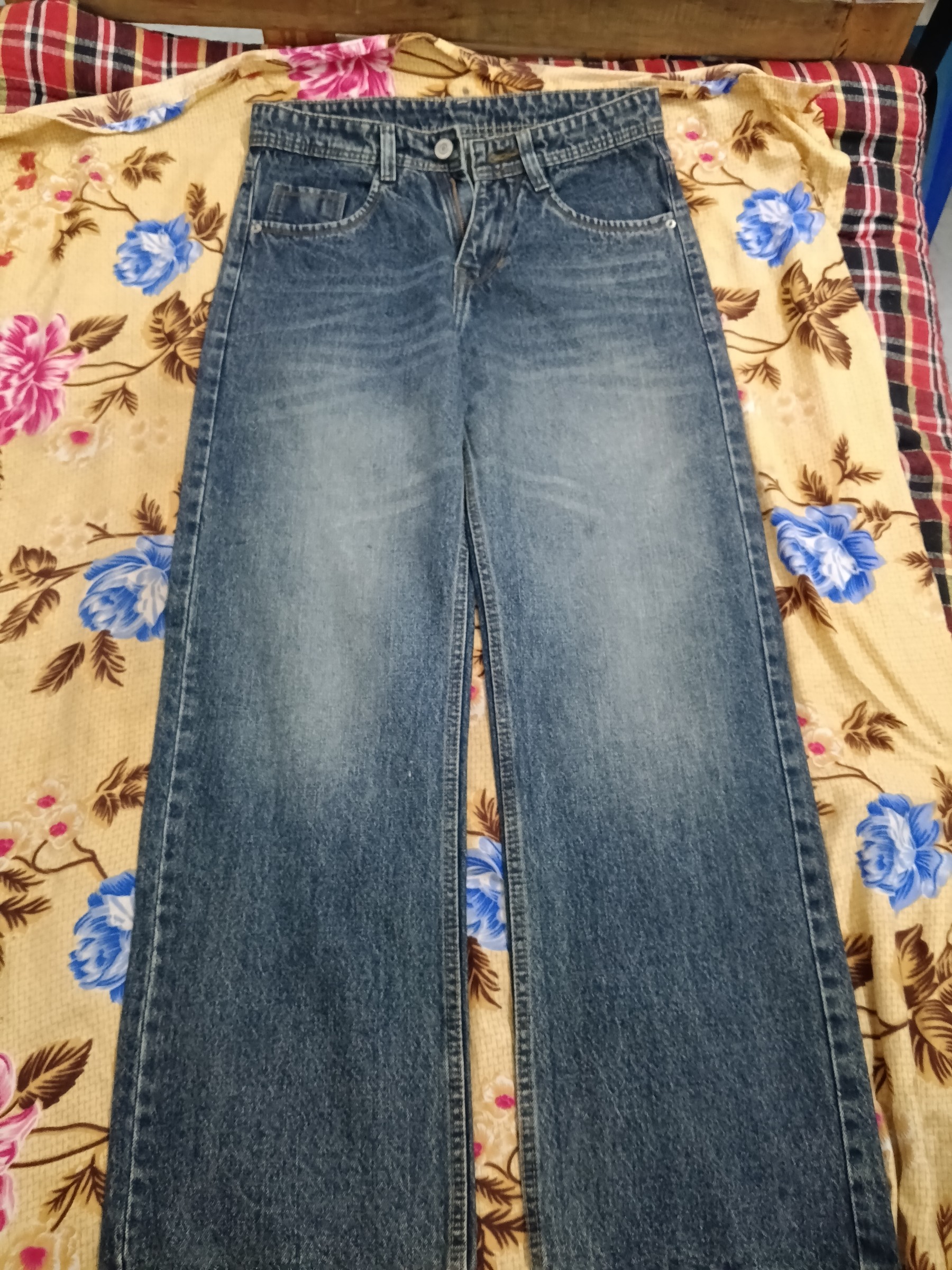 Mid blue baggy jeans — pre-loved Bottoms on Slayyitt