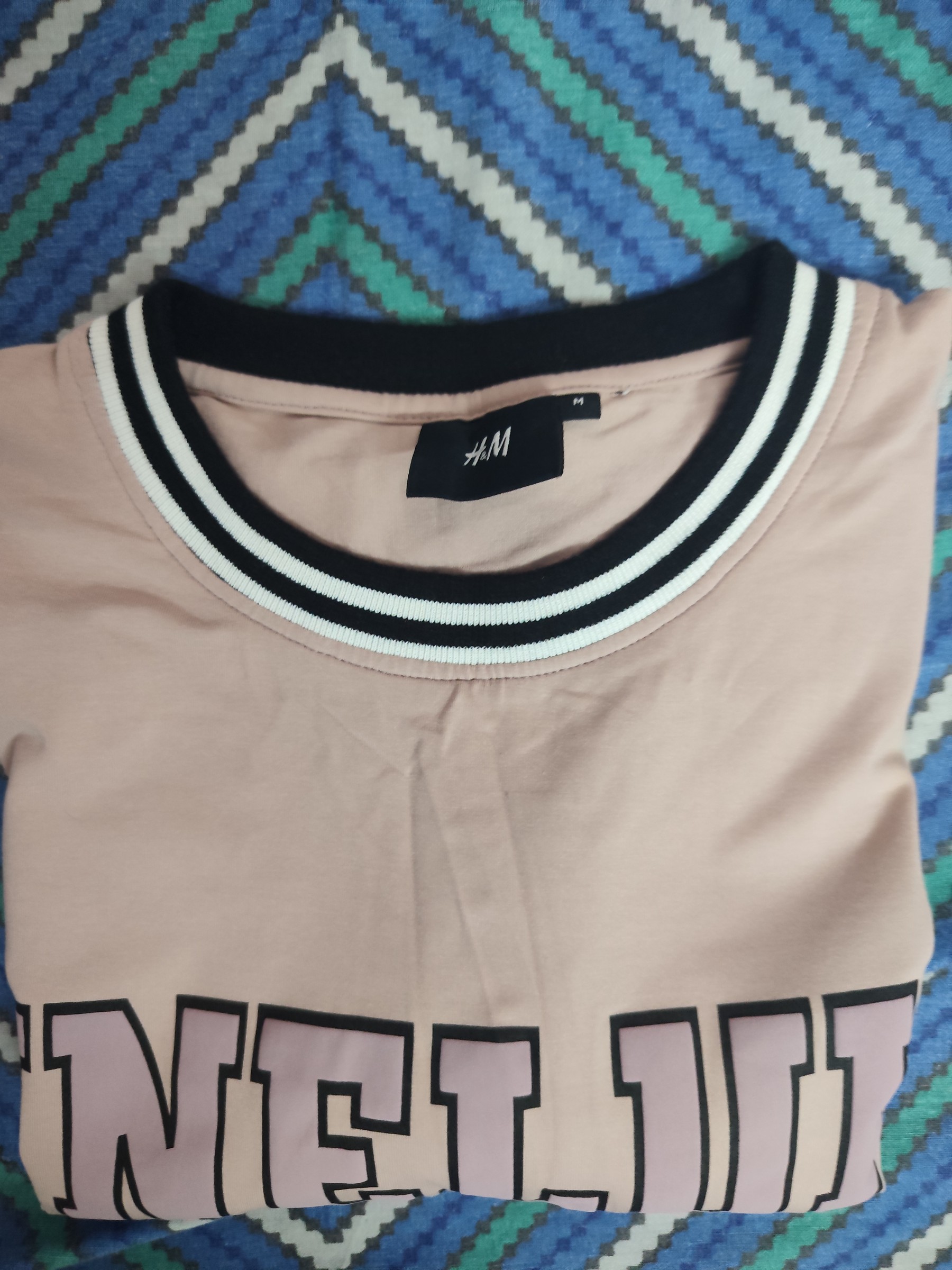 H&M t shirt — pre-loved Tops on Slayyitt