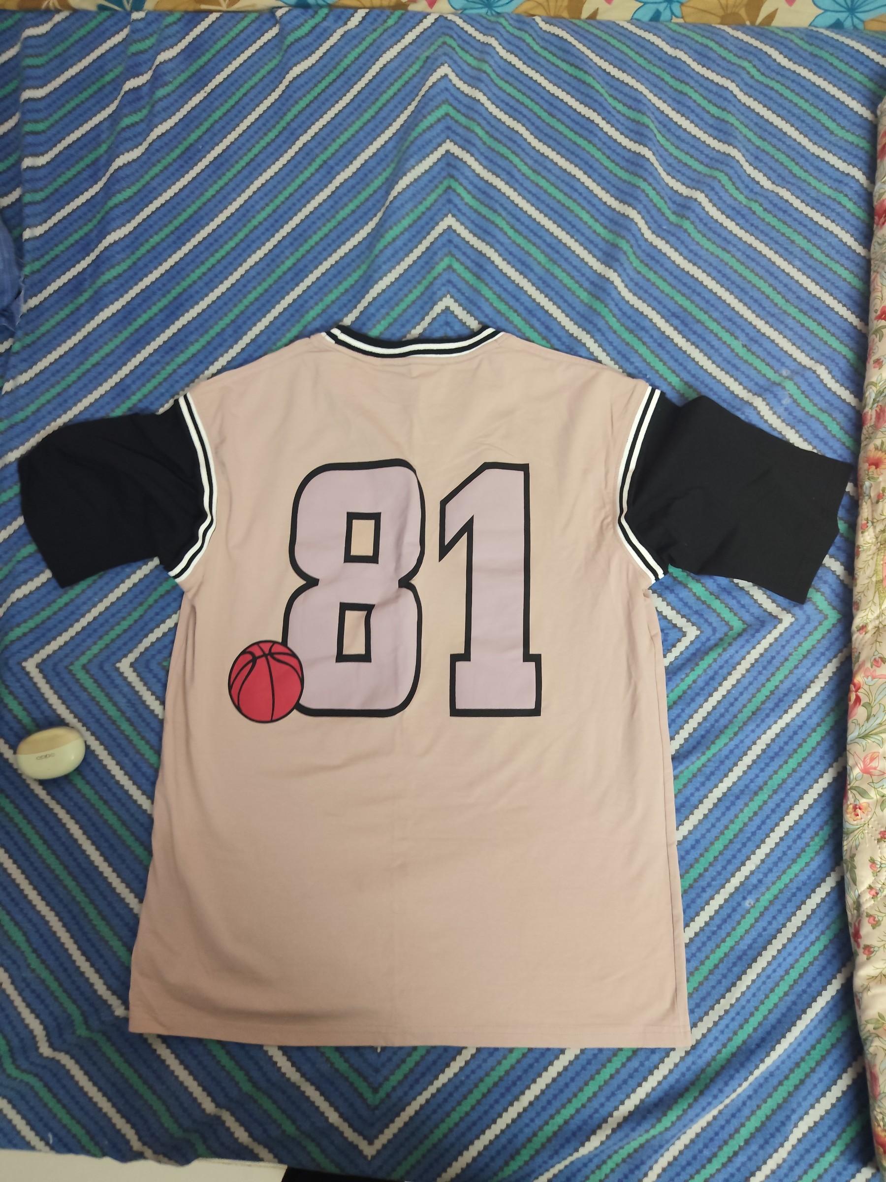 H&M t shirt — pre-loved Tops on Slayyitt