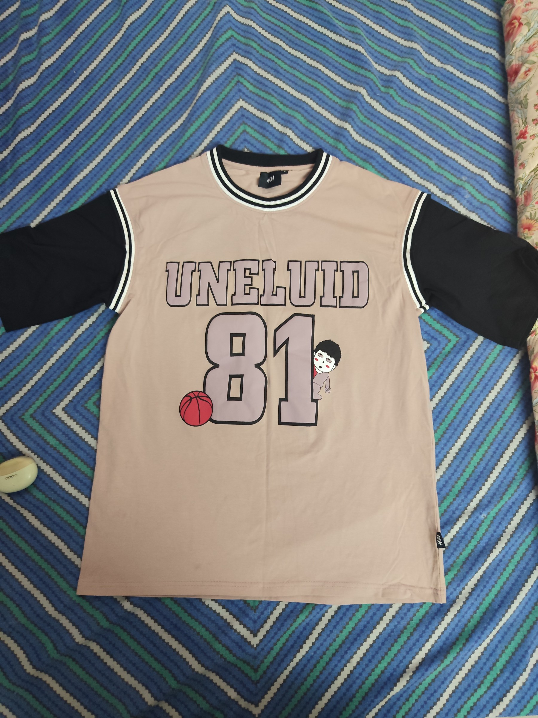 H&M t shirt — pre-loved Tops on Slayyitt