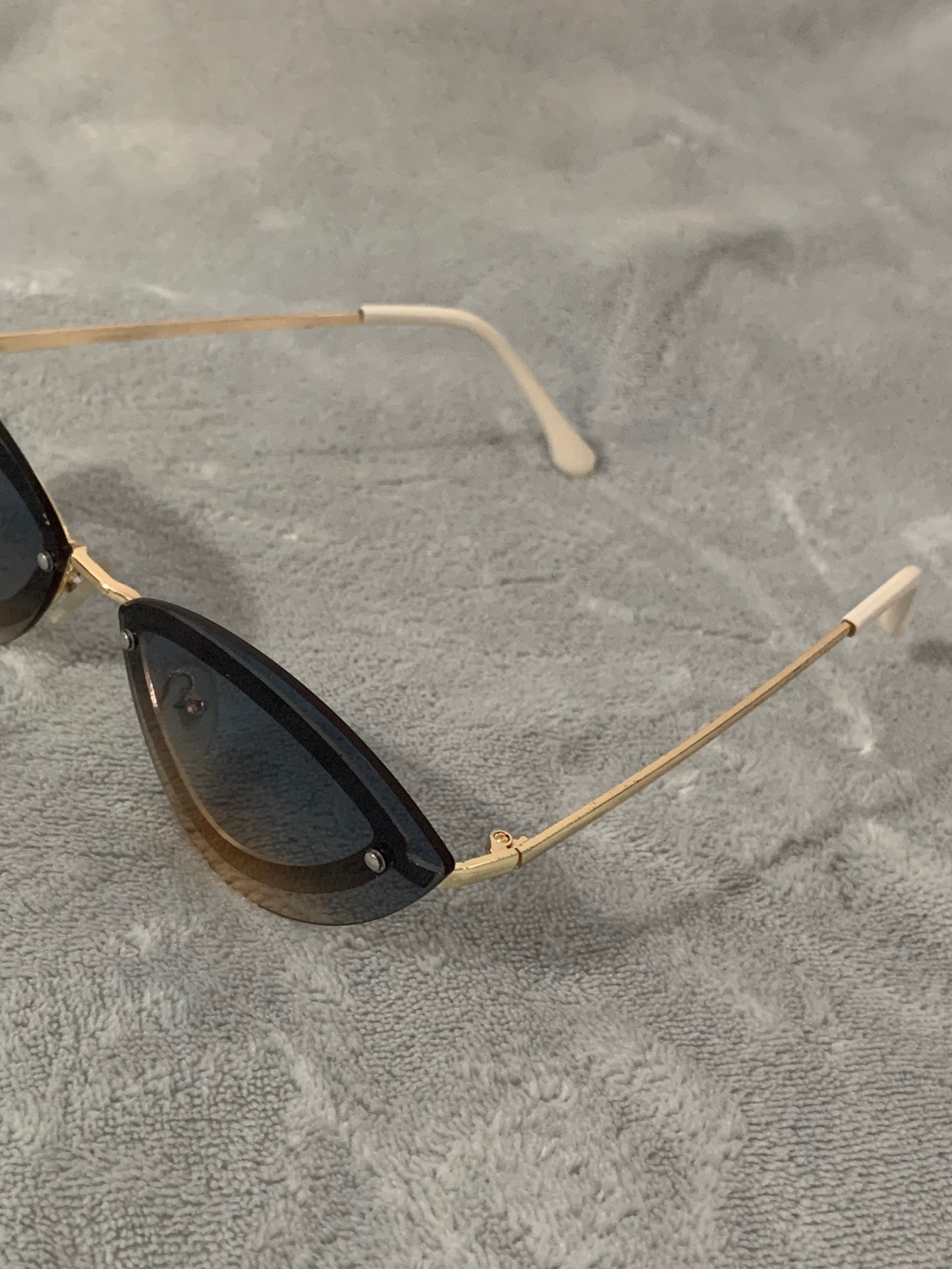 Cat-Eye / Y2K / Fashion Sunglasses — pre-loved Accessories on Slayyitt