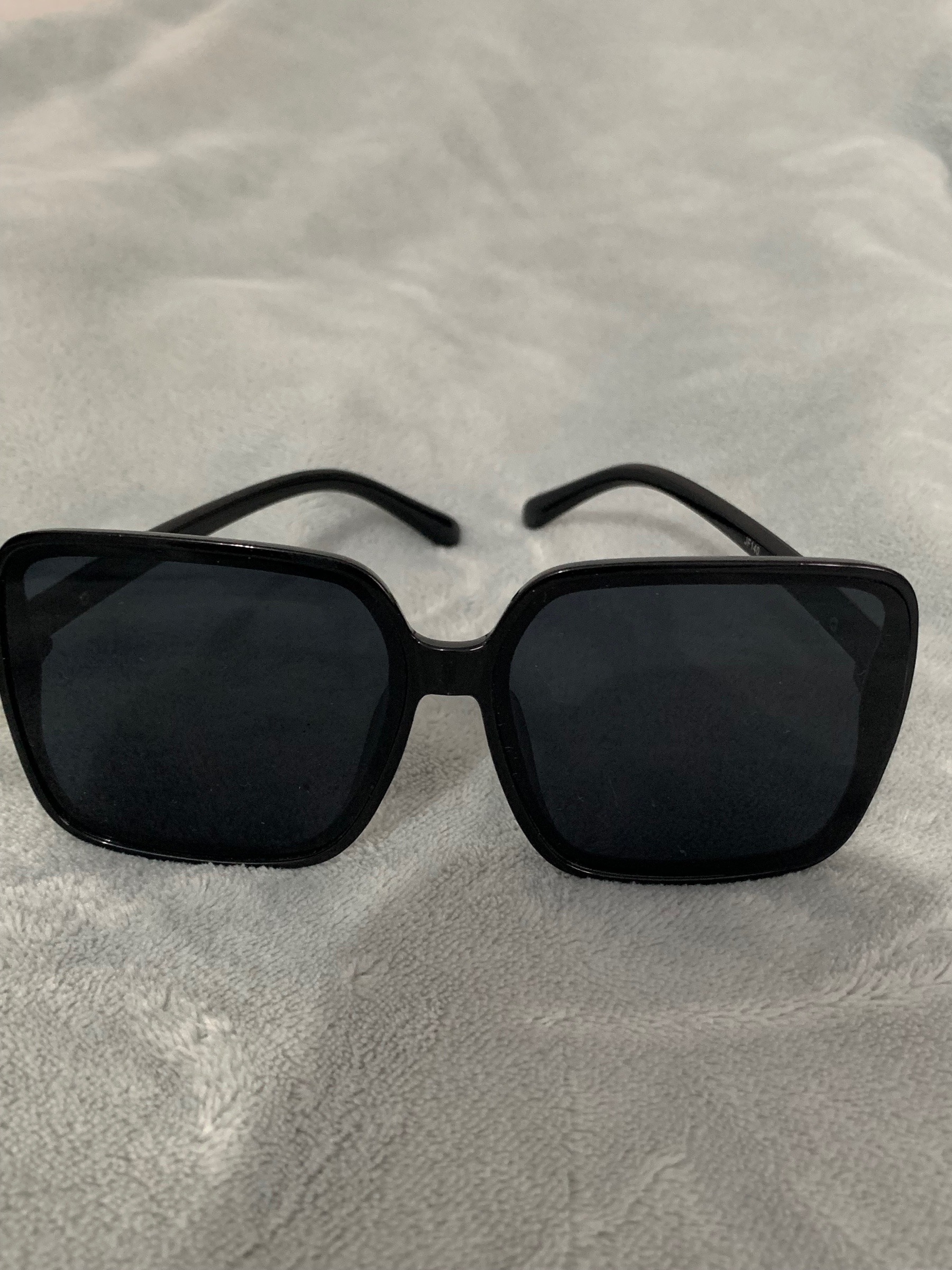 Classic Black Oversized Square Sunglas — pre-loved Accessories on Slayyitt