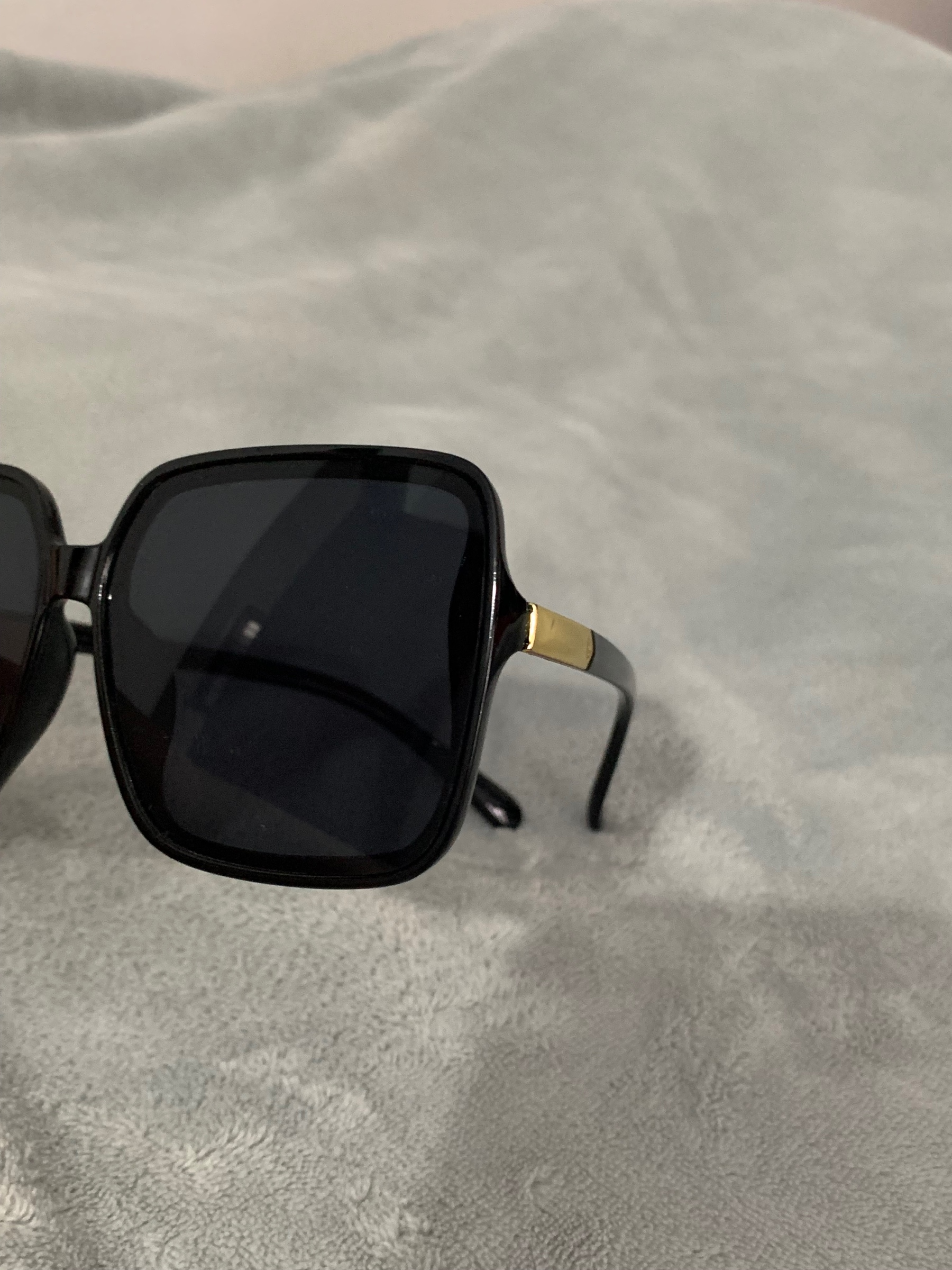 Classic Black Oversized Square Sunglas — pre-loved Accessories on Slayyitt