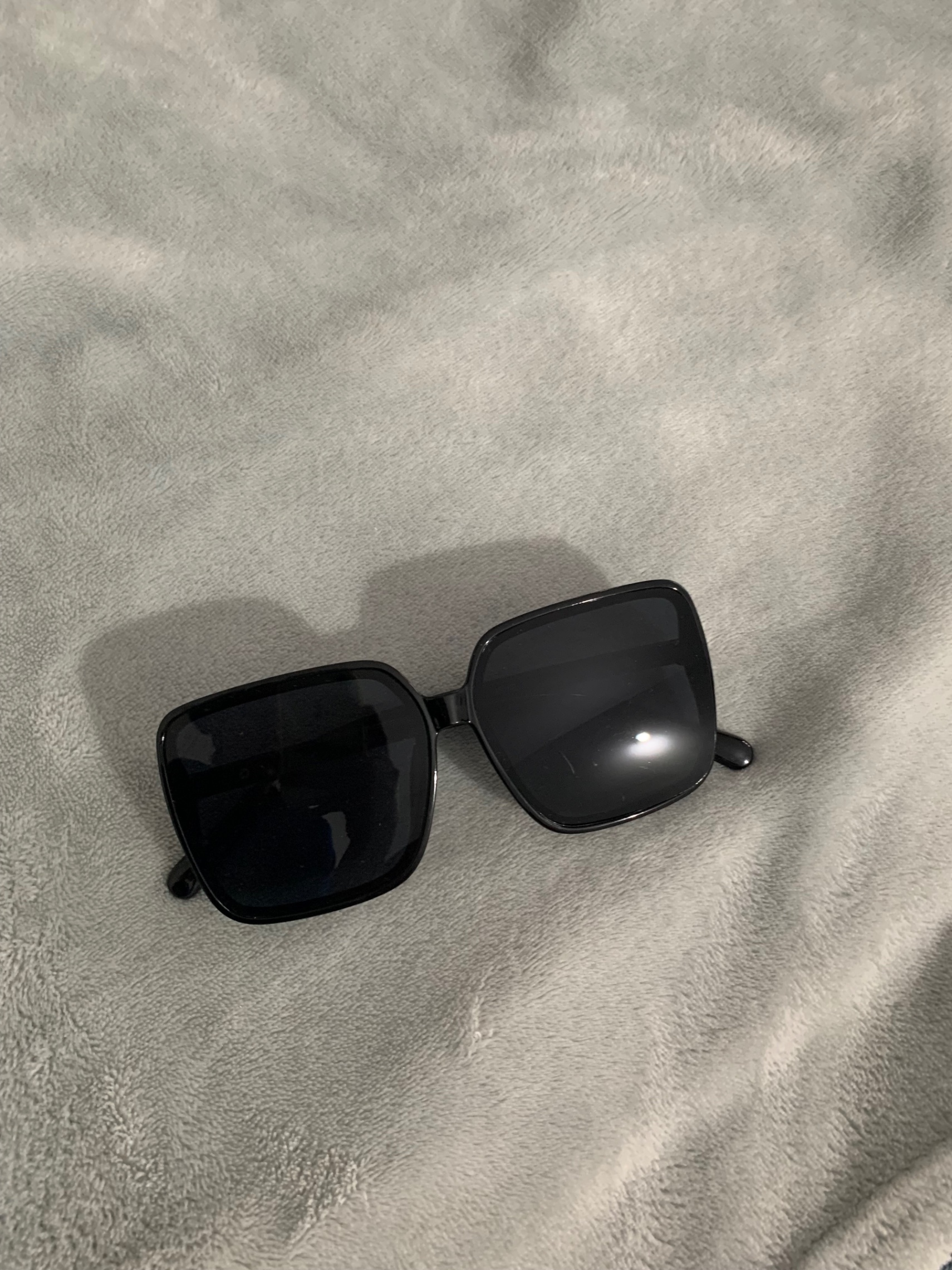 Classic Black Oversized Square Sunglas — pre-loved Accessories on Slayyitt