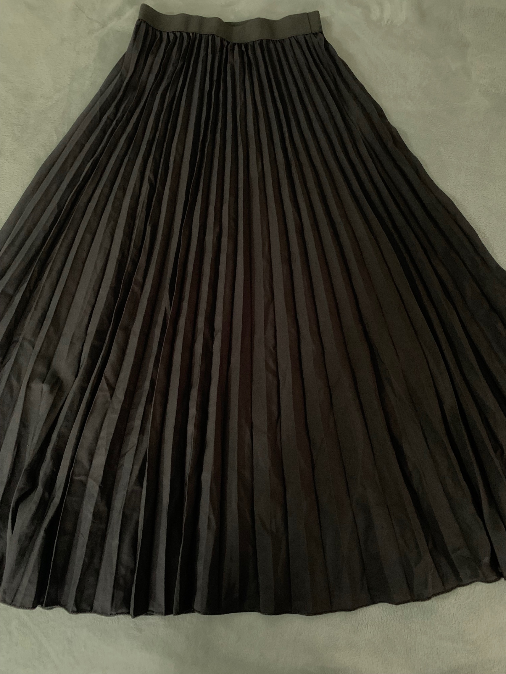 Charcoal color pleated skirt — pre-loved Bottoms on Slayyitt