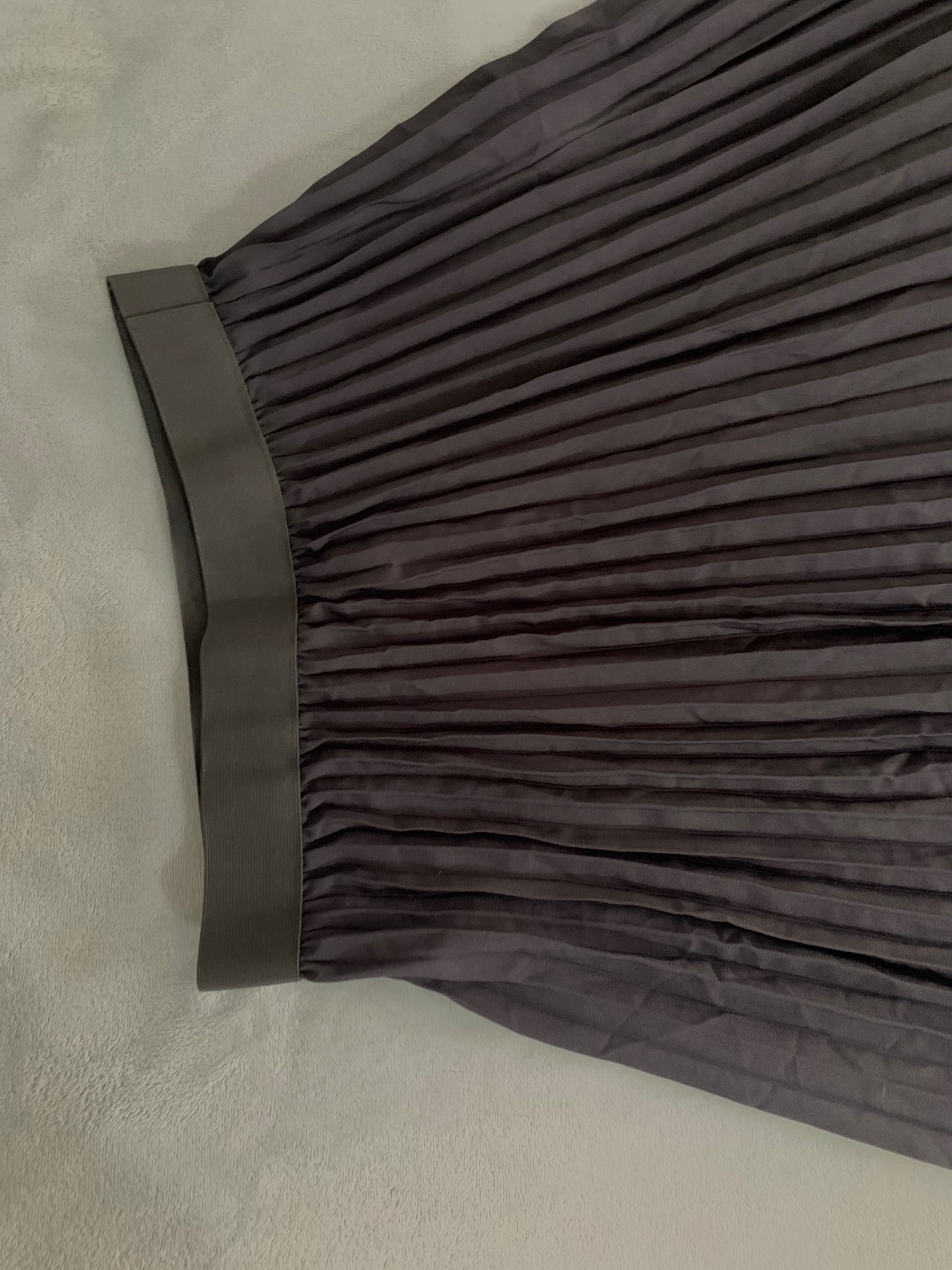 Charcoal color pleated skirt — pre-loved Bottoms on Slayyitt