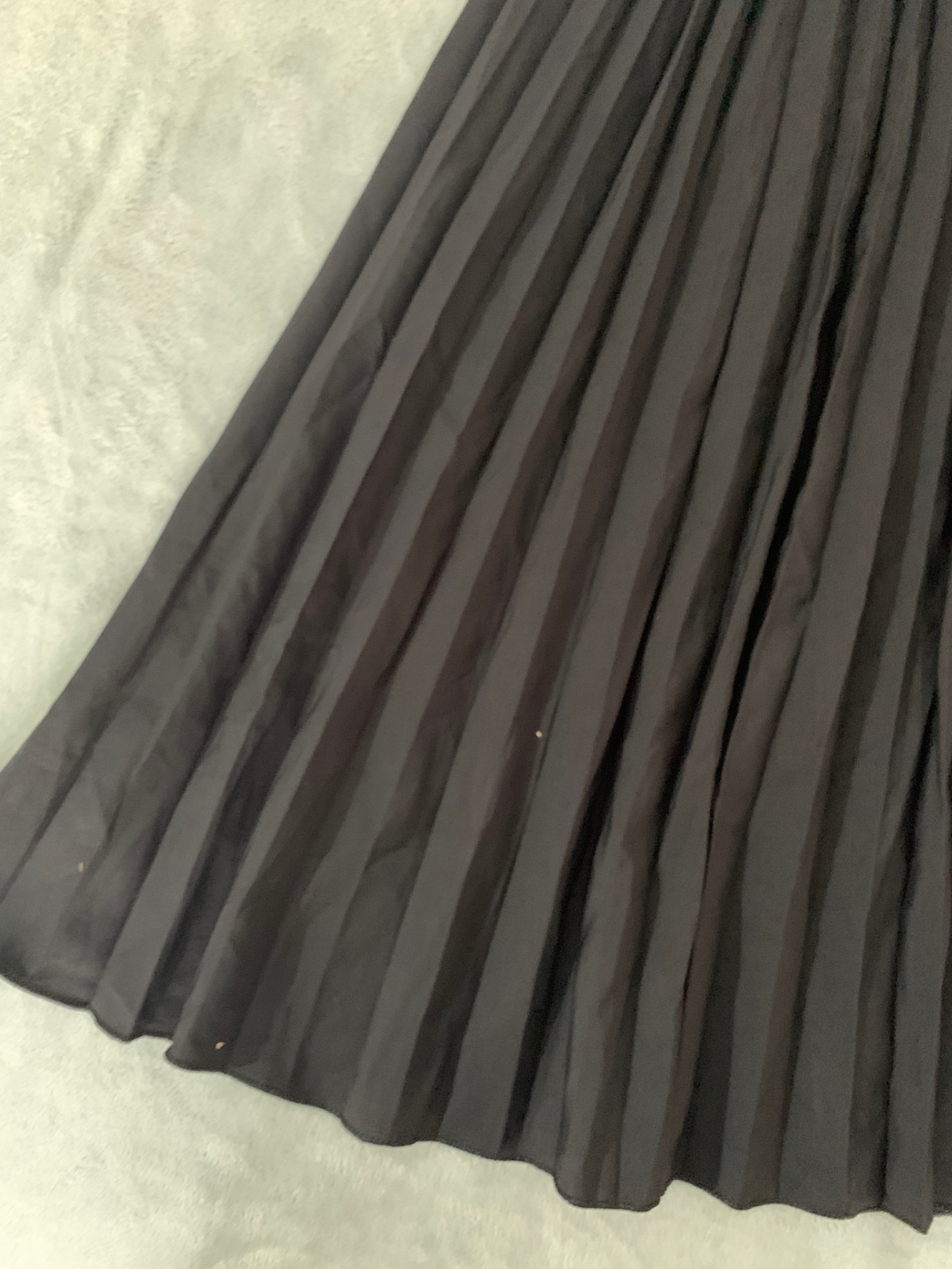 Charcoal color pleated skirt — pre-loved Bottoms on Slayyitt