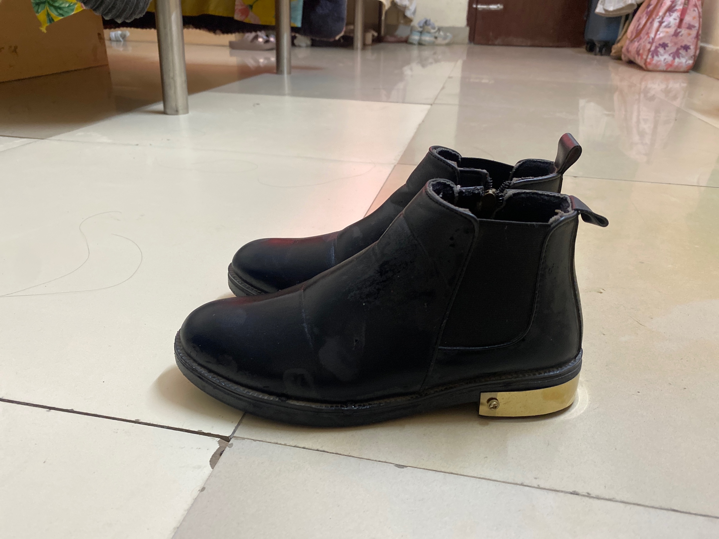 Black chelsea — pre-loved Footwear on Slayyitt
