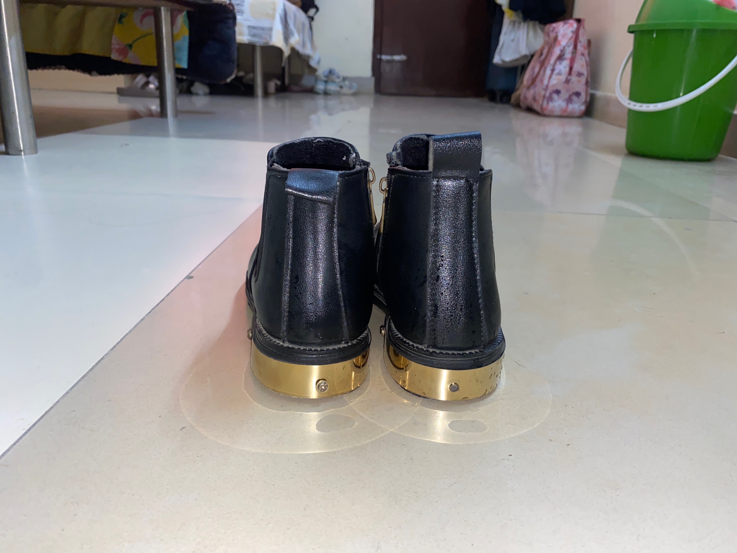 Black chelsea — pre-loved Footwear on Slayyitt
