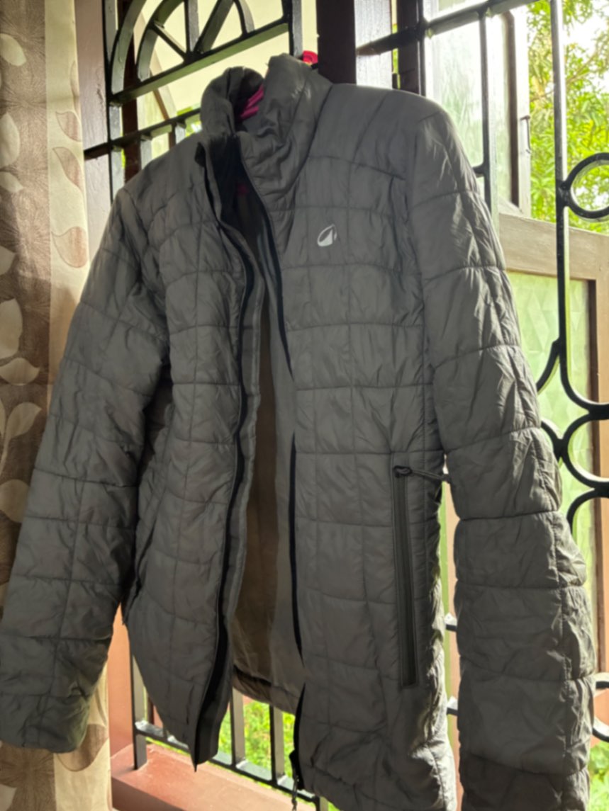 Grey jacket small size — pre-loved Outerwear on Slayyitt