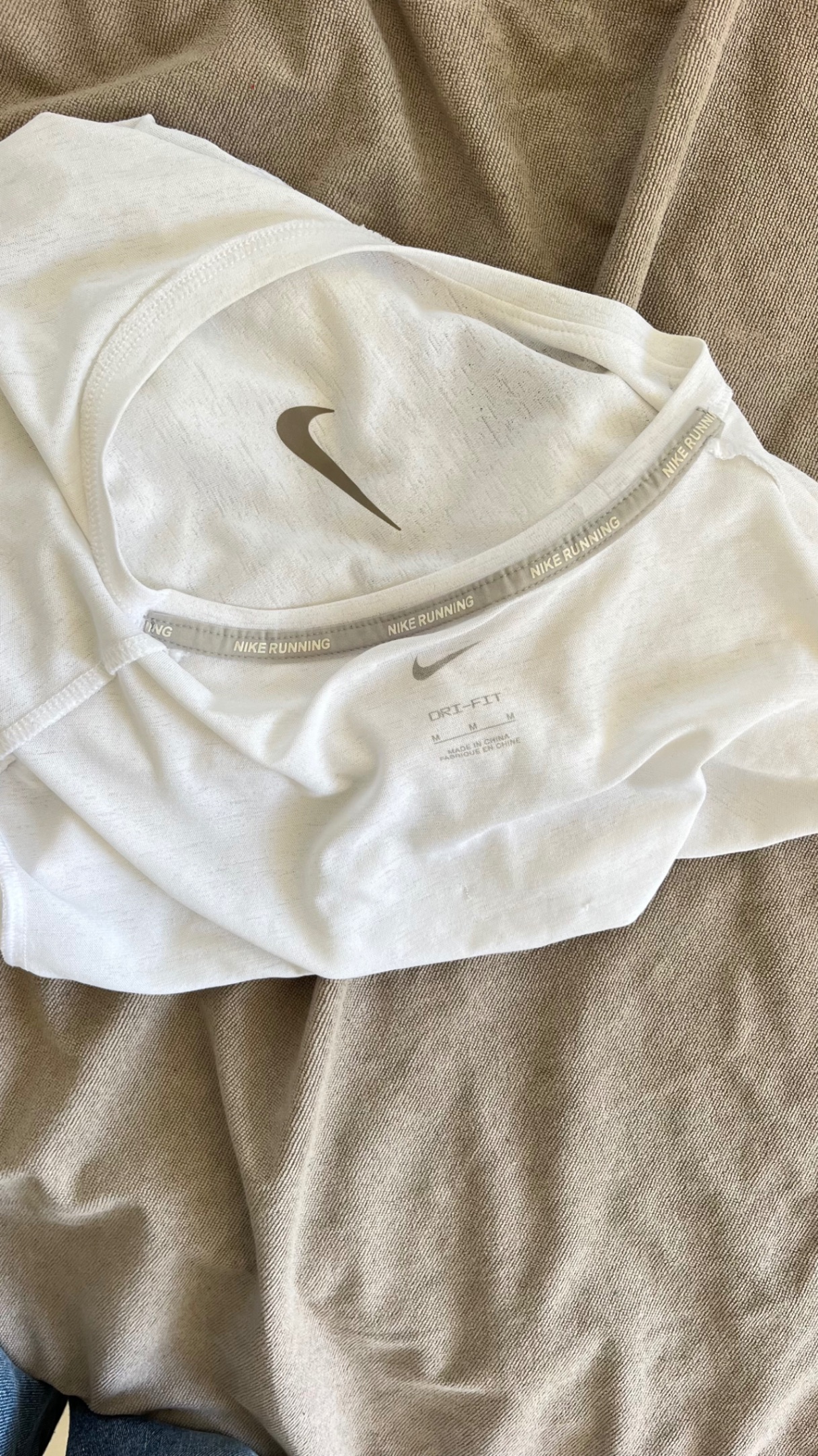 White Nike T-shirt — pre-loved Tops on Slayyitt