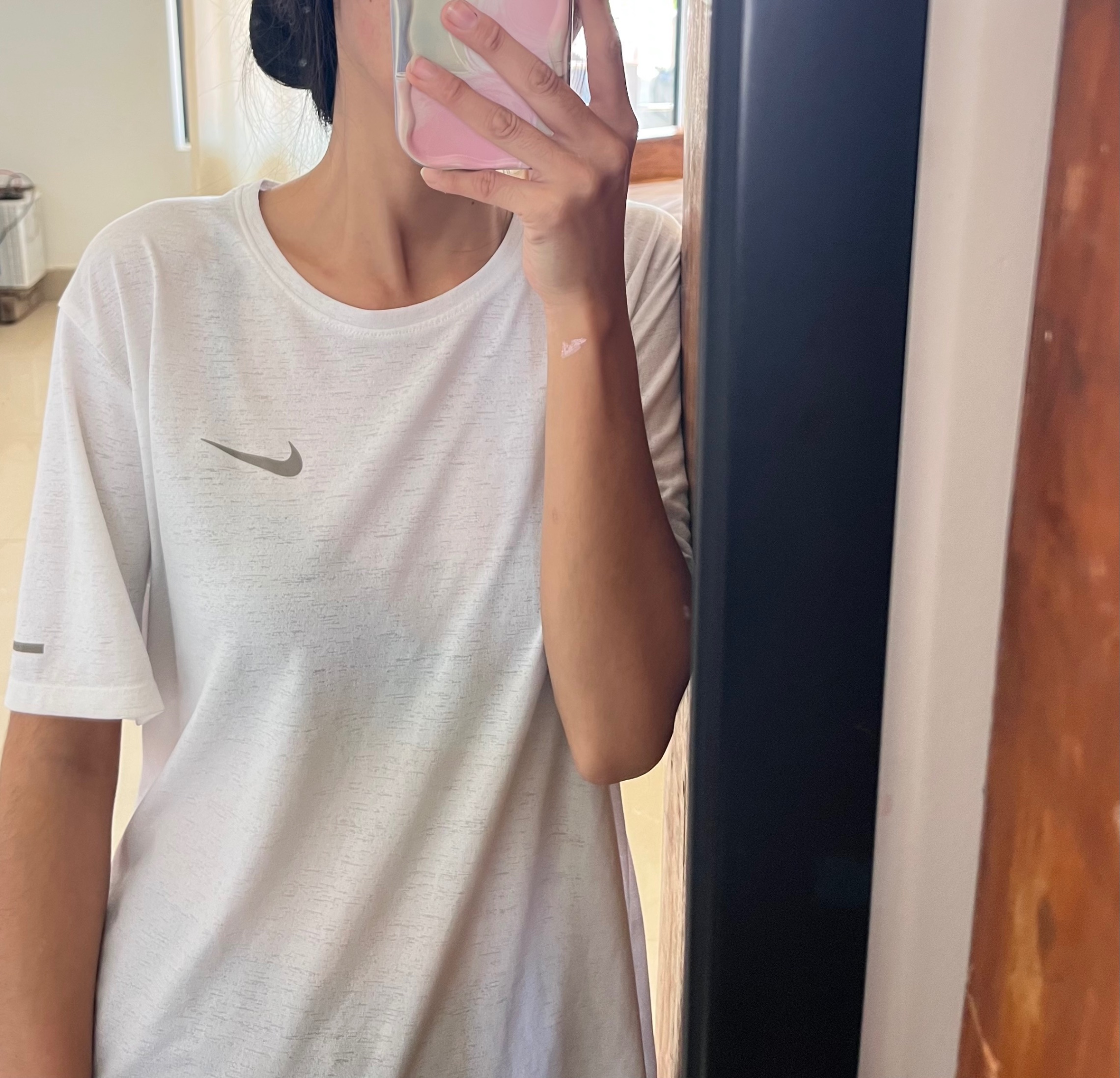White Nike T-shirt — pre-loved Tops on Slayyitt