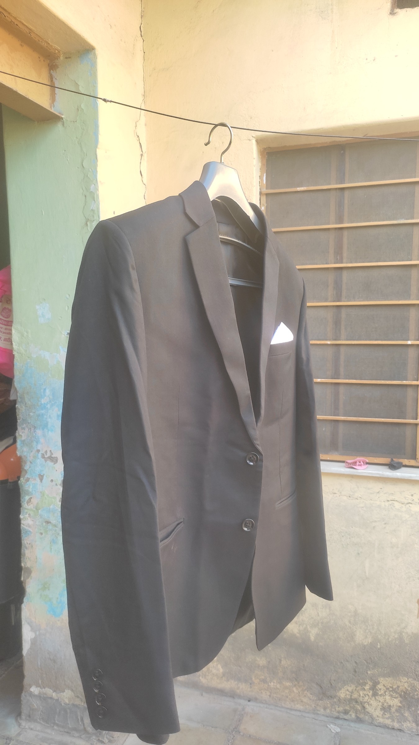 Classic Black Two-Button Slim Fit Tailored Blazer with Pocket Square — pre-loved Outerwear on Slayyitt