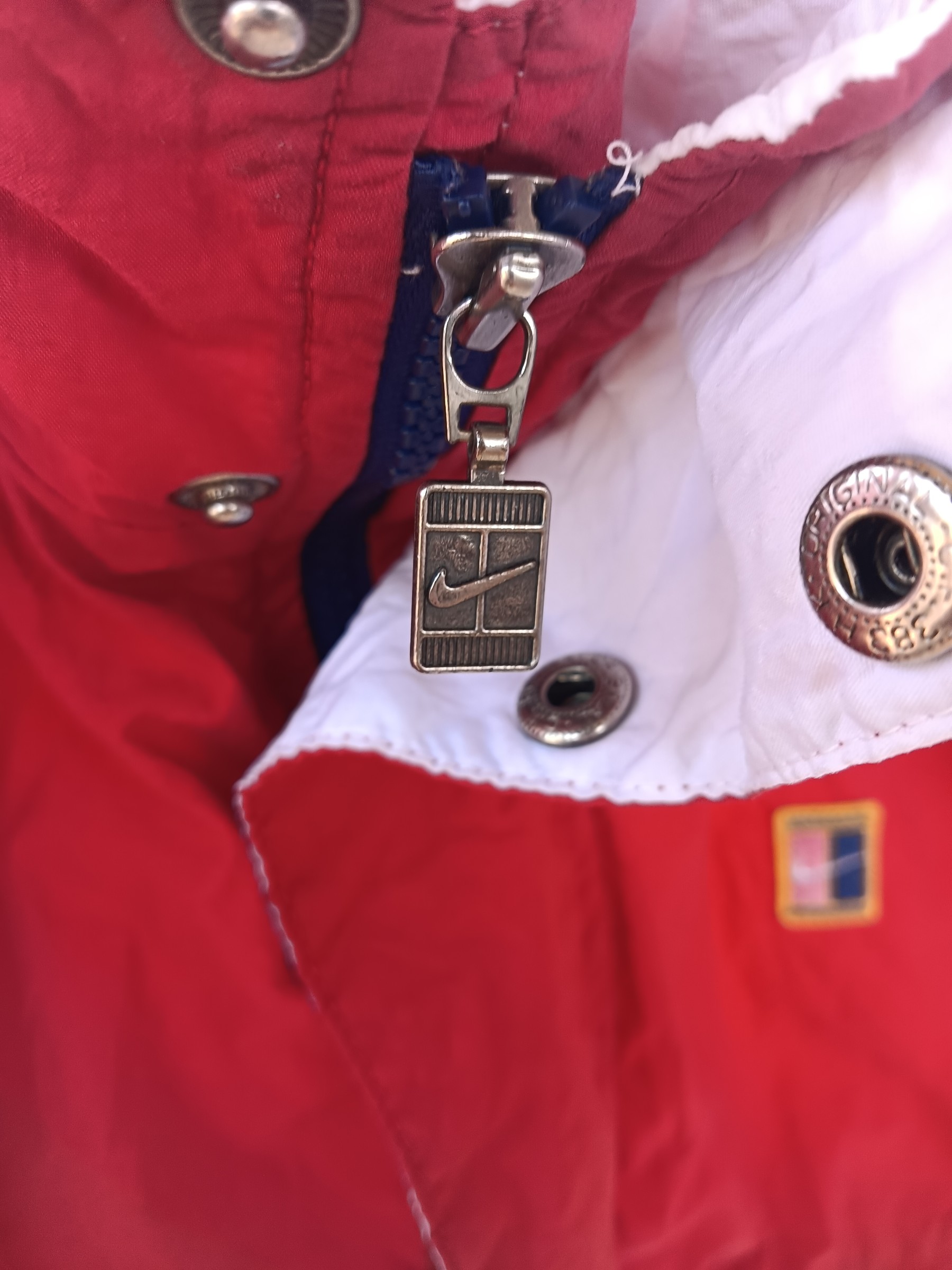 This item is a vintage 1990s Nike Challenge Court tennis windbreaker jacket. The Challenge Court line was famously popularized by tennis legend Andre Agassi — pre-loved Vintage & Thrift on Slayyitt