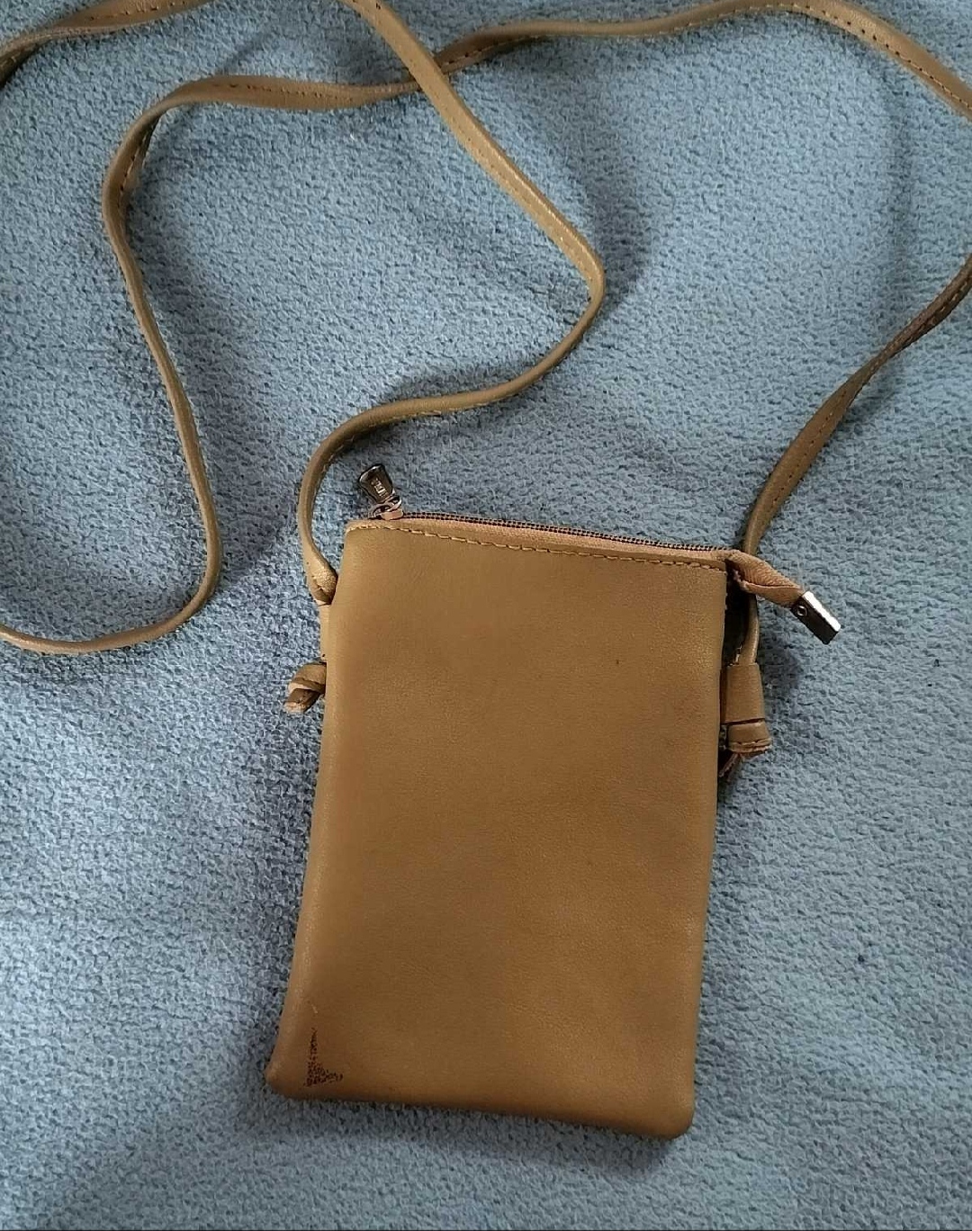 Sling bag — pre-loved Accessories on Slayyitt