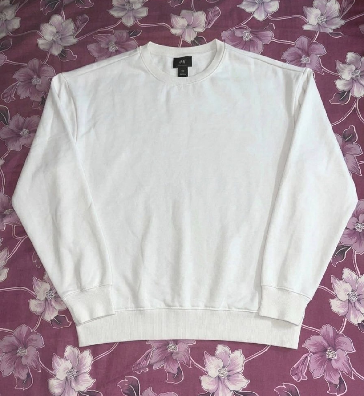 H&M ,Sweat shirt — pre-loved Tops on Slayyitt