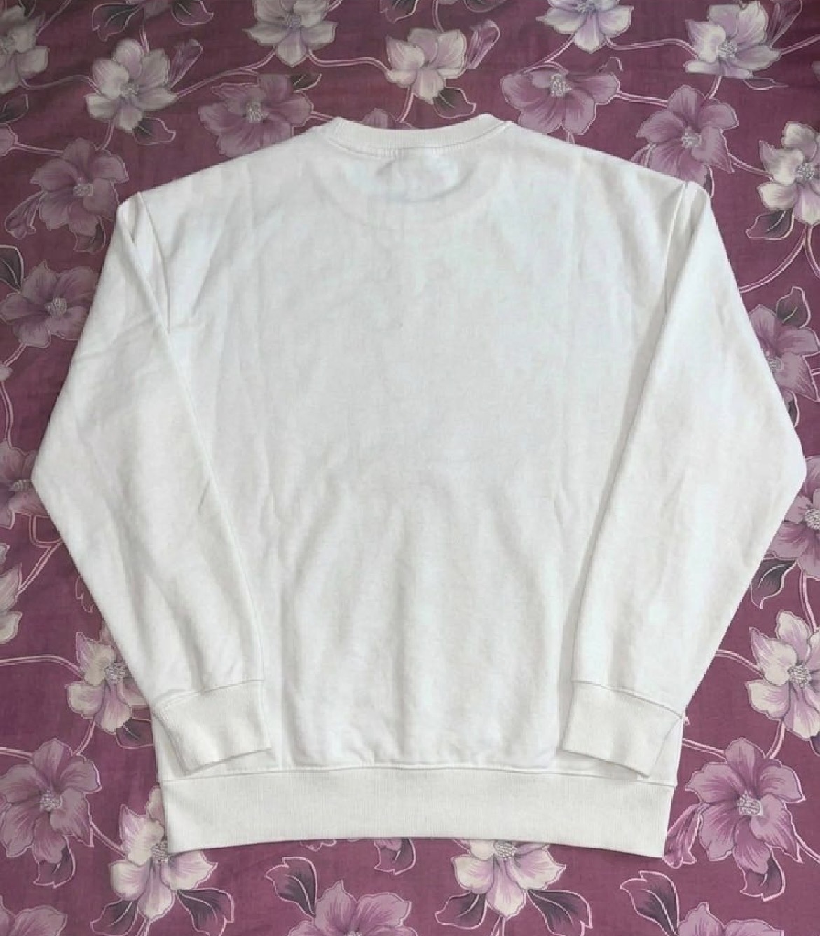 H&M ,Sweat shirt — pre-loved Tops on Slayyitt