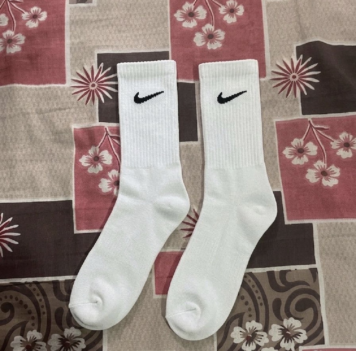 Nike White Crew Socks — pre-loved Accessories on Slayyitt