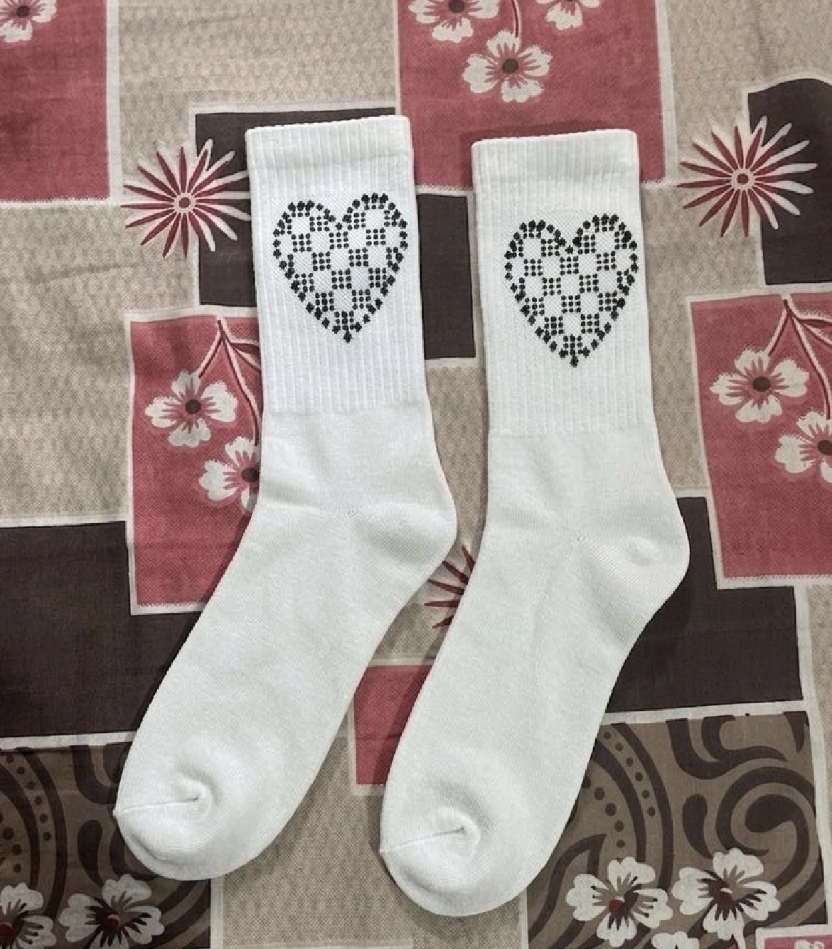 White Heart Patterned Crew Socks — pre-loved Accessories on Slayyitt
