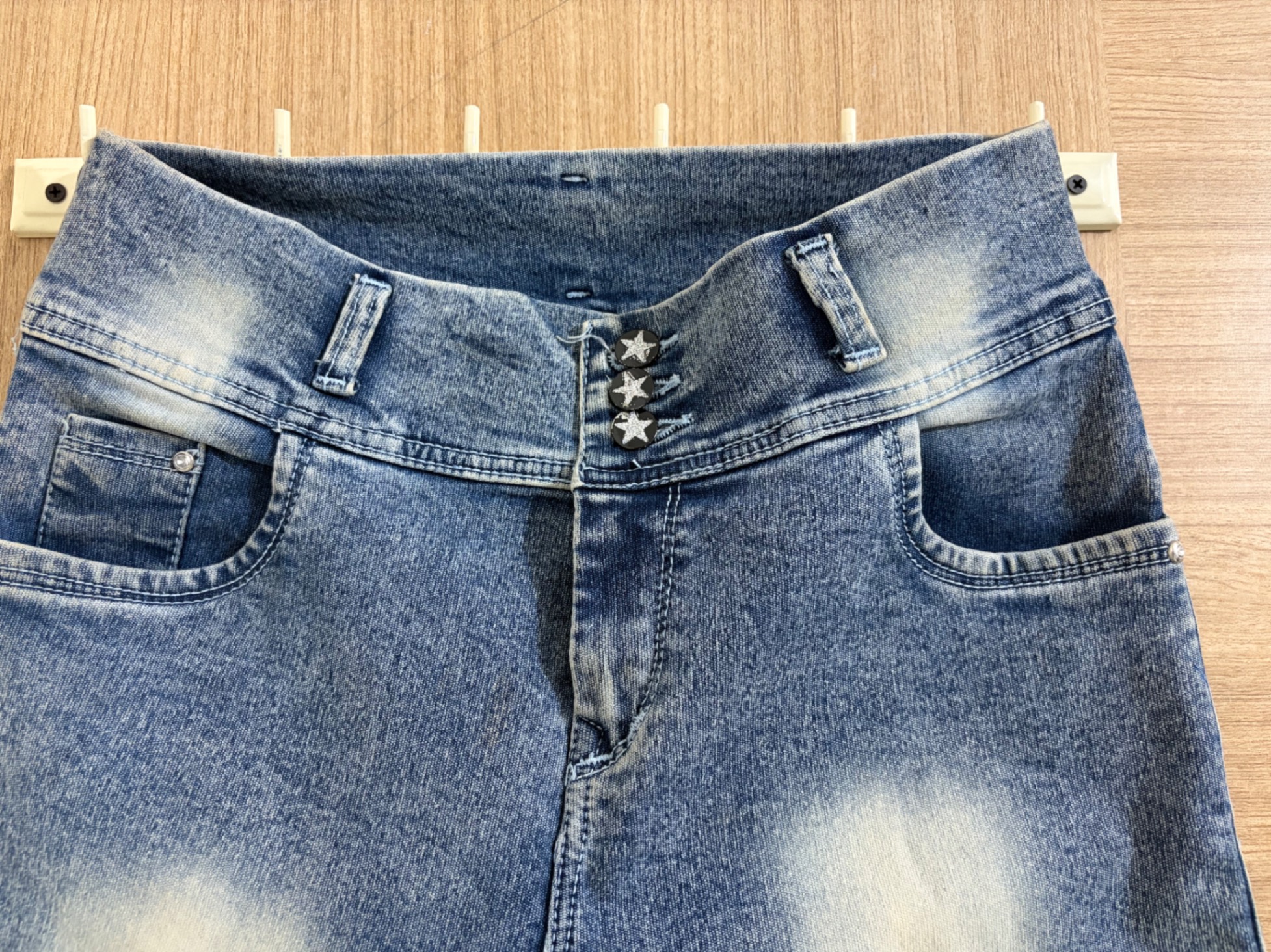Blue jeans — pre-loved Bottoms on Slayyitt